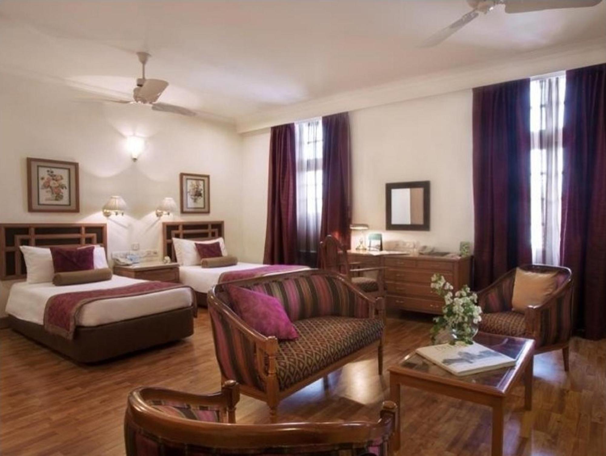 Deluxe Room Twin Bed on Food Soft Beverages Happy Hours Buy 1 & 1 on select menu at InSomnia,1213192330:JPEG