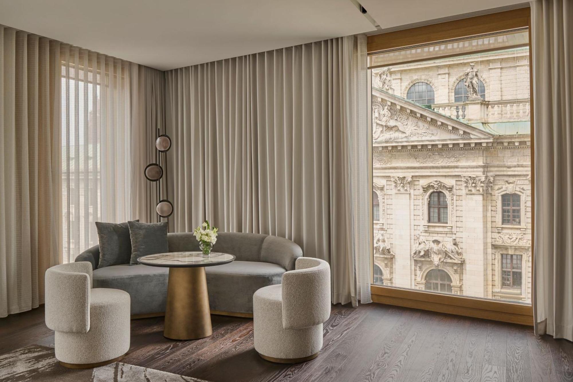 Corner Deluxe King Room