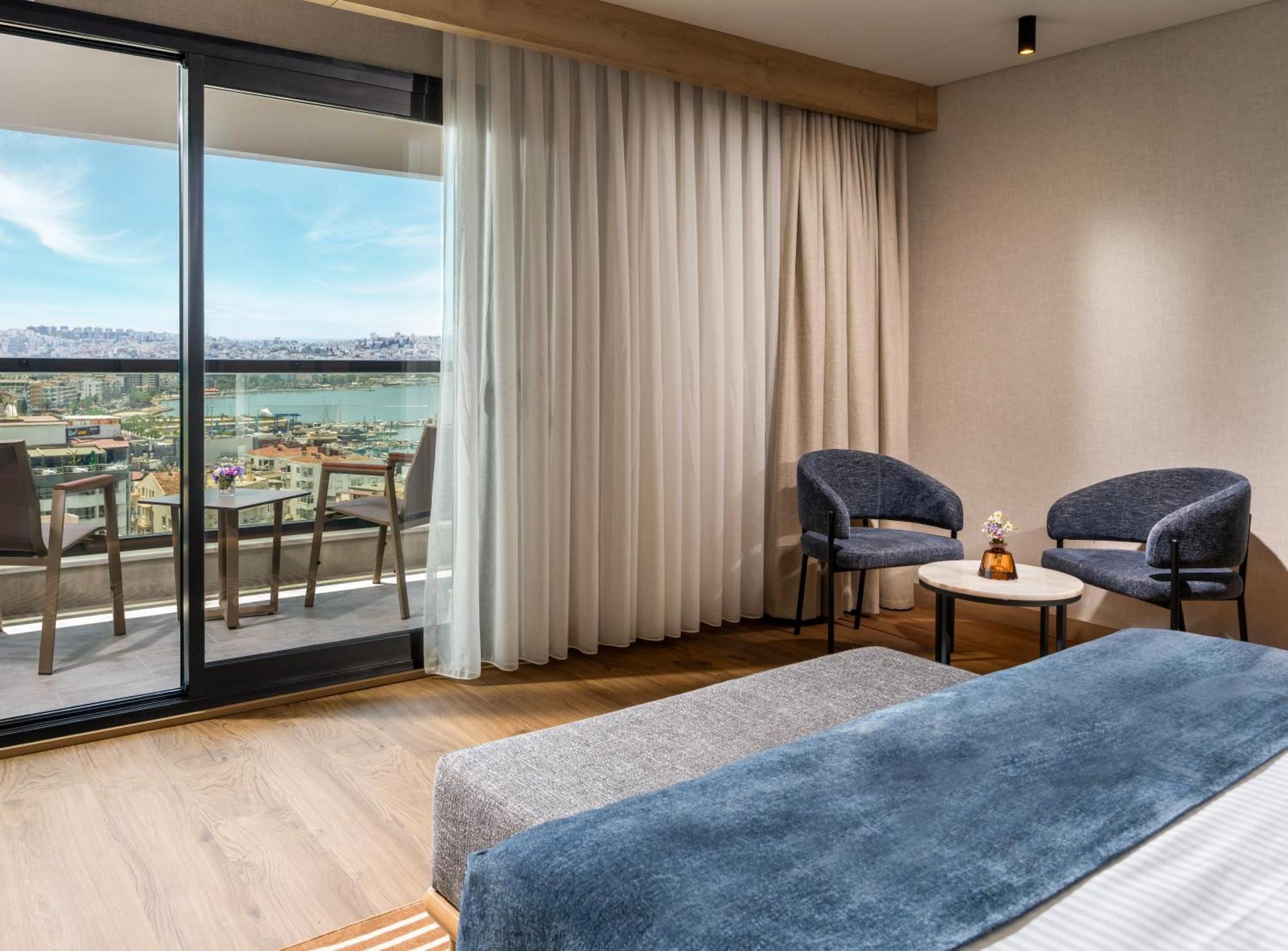 Deluxe Room with Queen Size Bed, Sea View