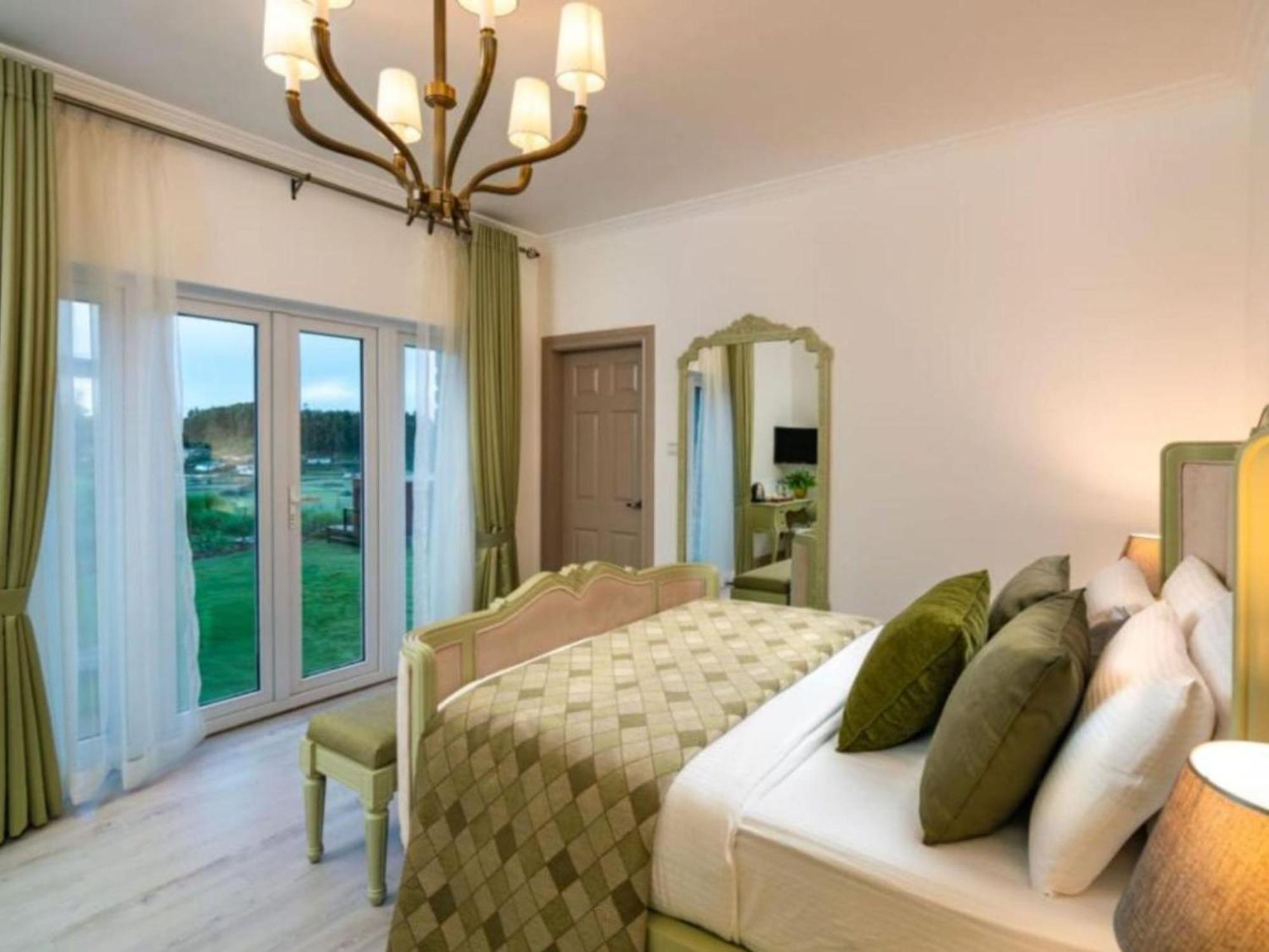 Queen Room with Garden View
