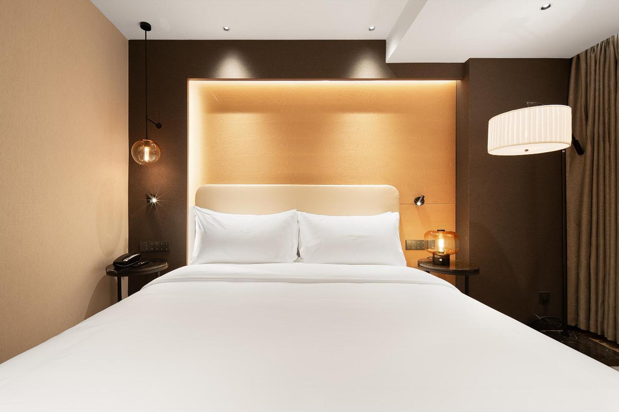 Deluxe Queen Room (Windows are located in halls or hallways)