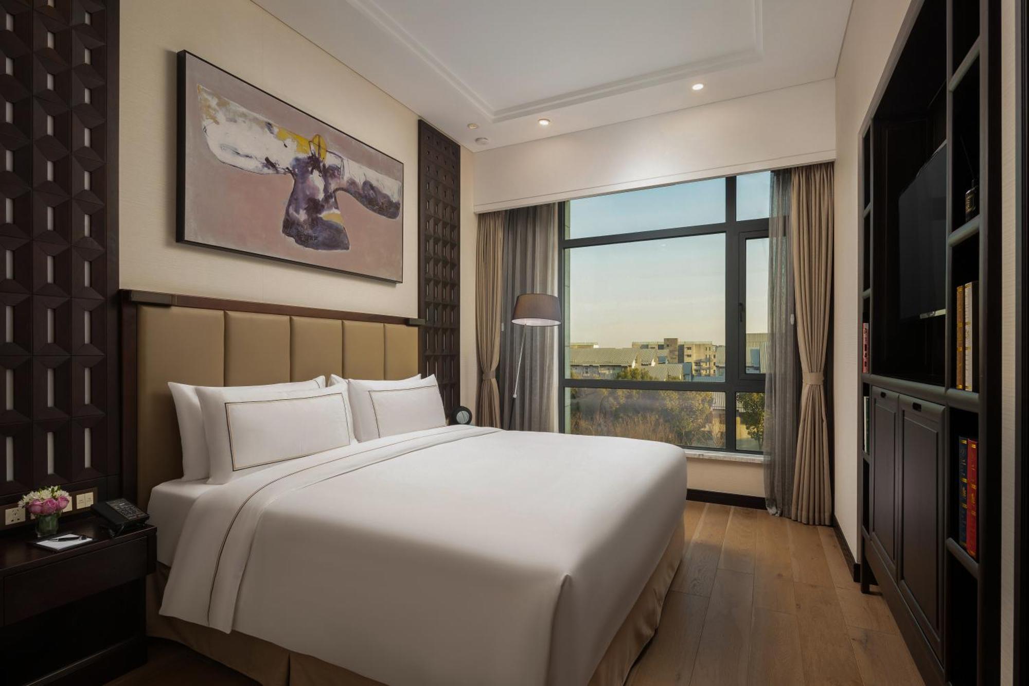 Deluxe King Suite with Garden View