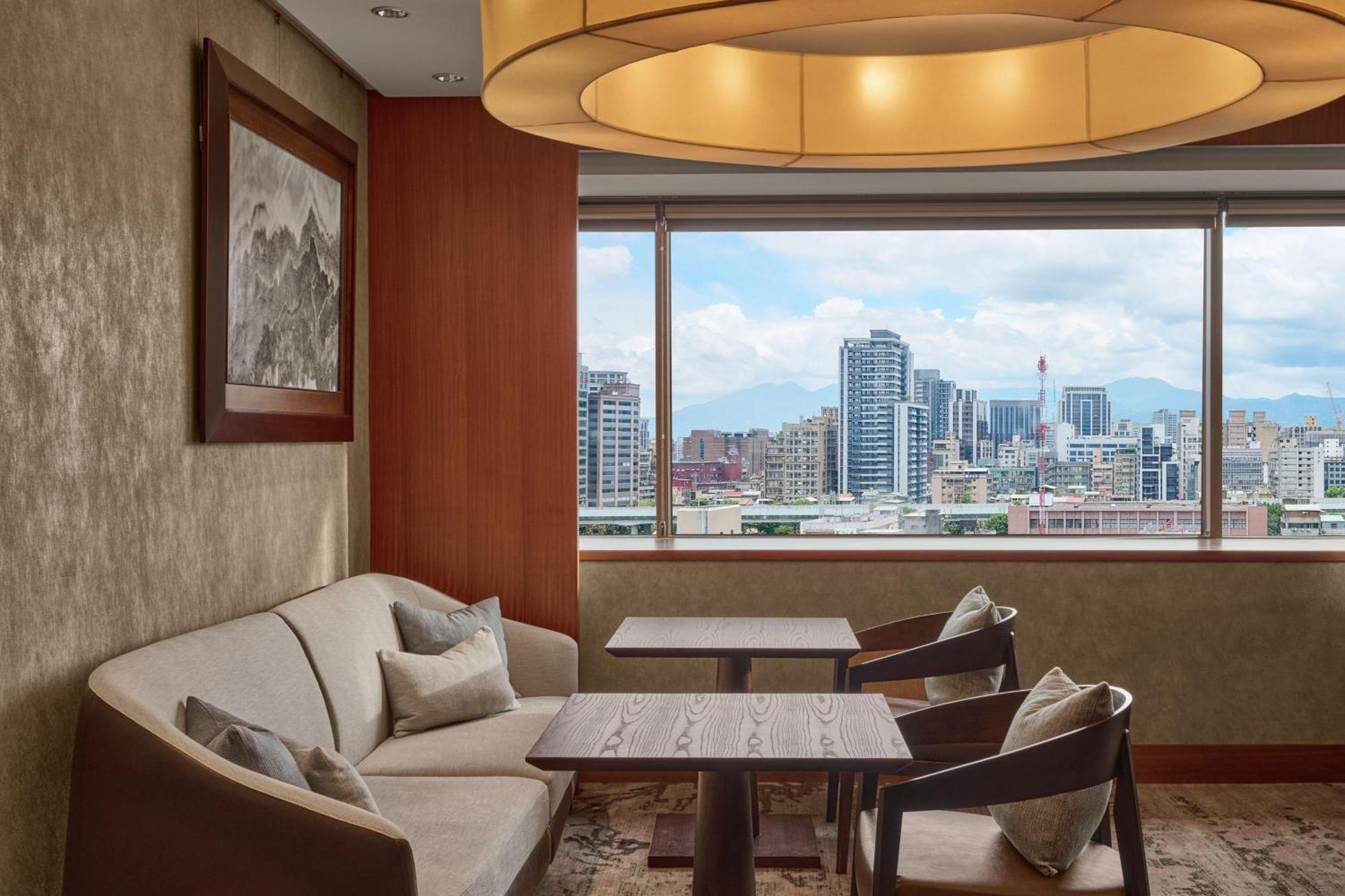 Executive Premier King Room - Executive Lounge Access