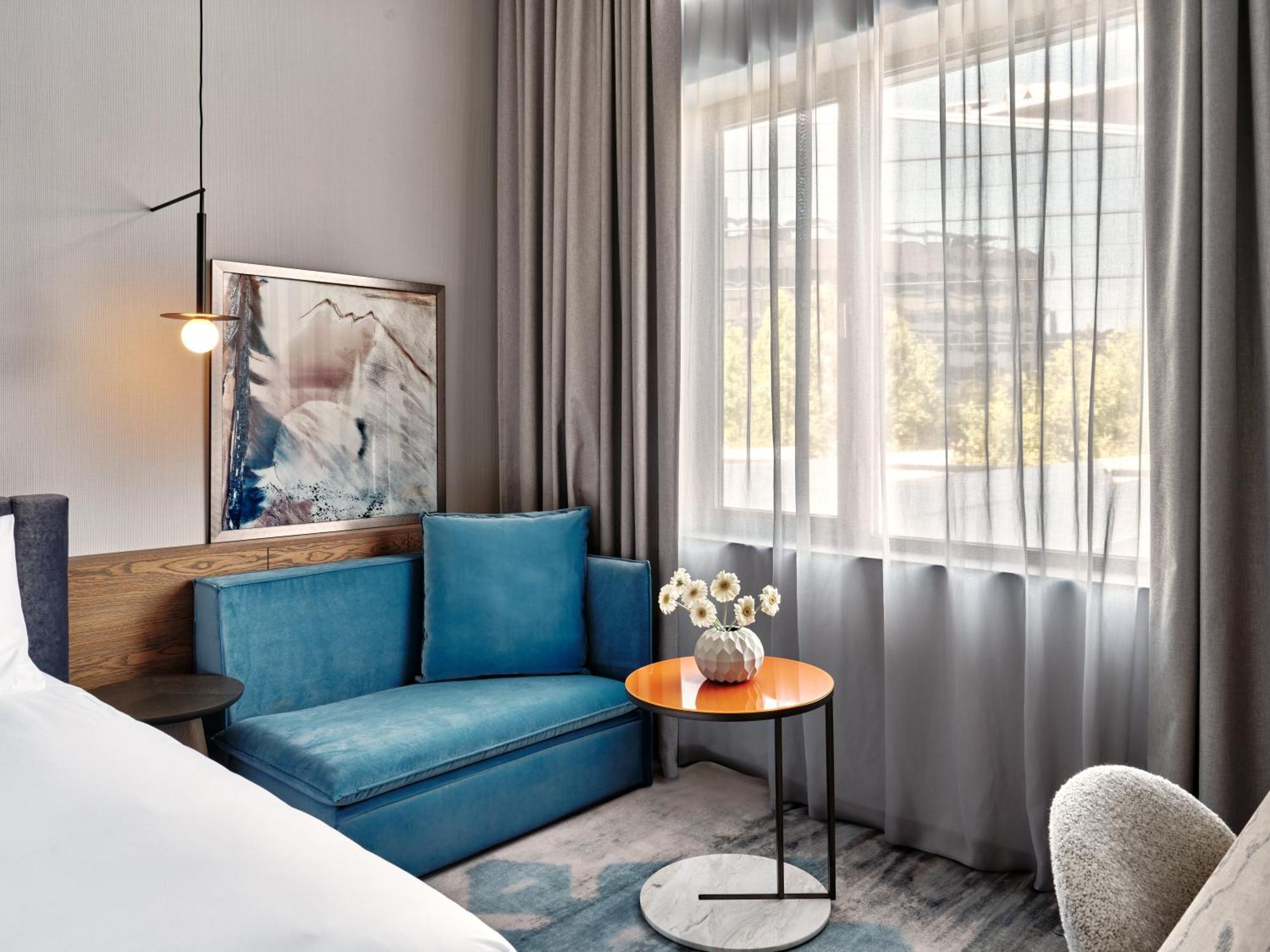 Standard King Room with Sofa Bed and Lake View - Conference Floor
