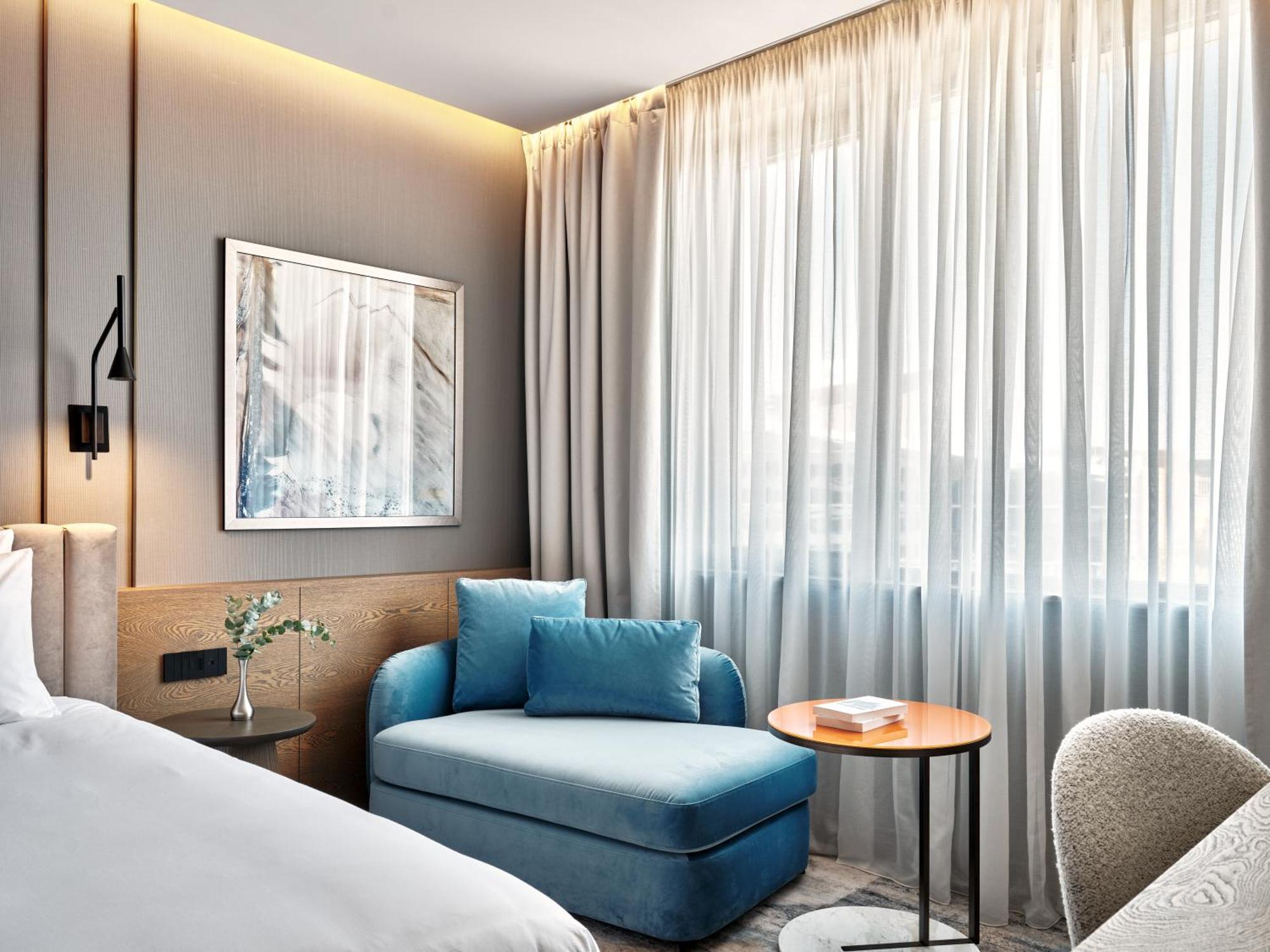 1 King Premium Lake View Lounge Access
