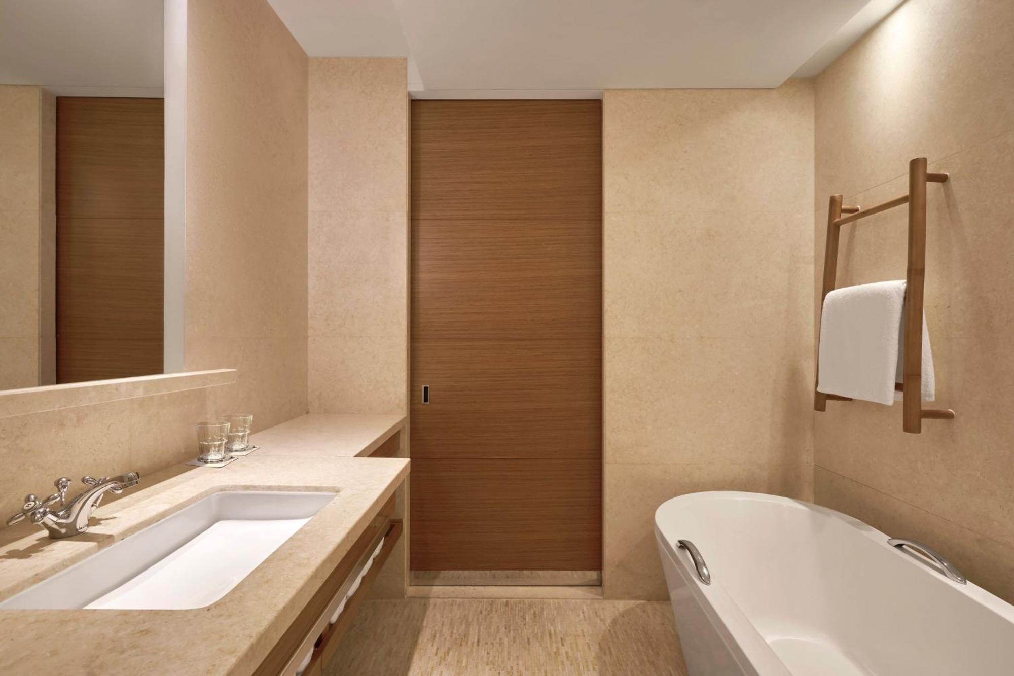 Executive Corner King Room with Lounge Access,1627207621:JPEG