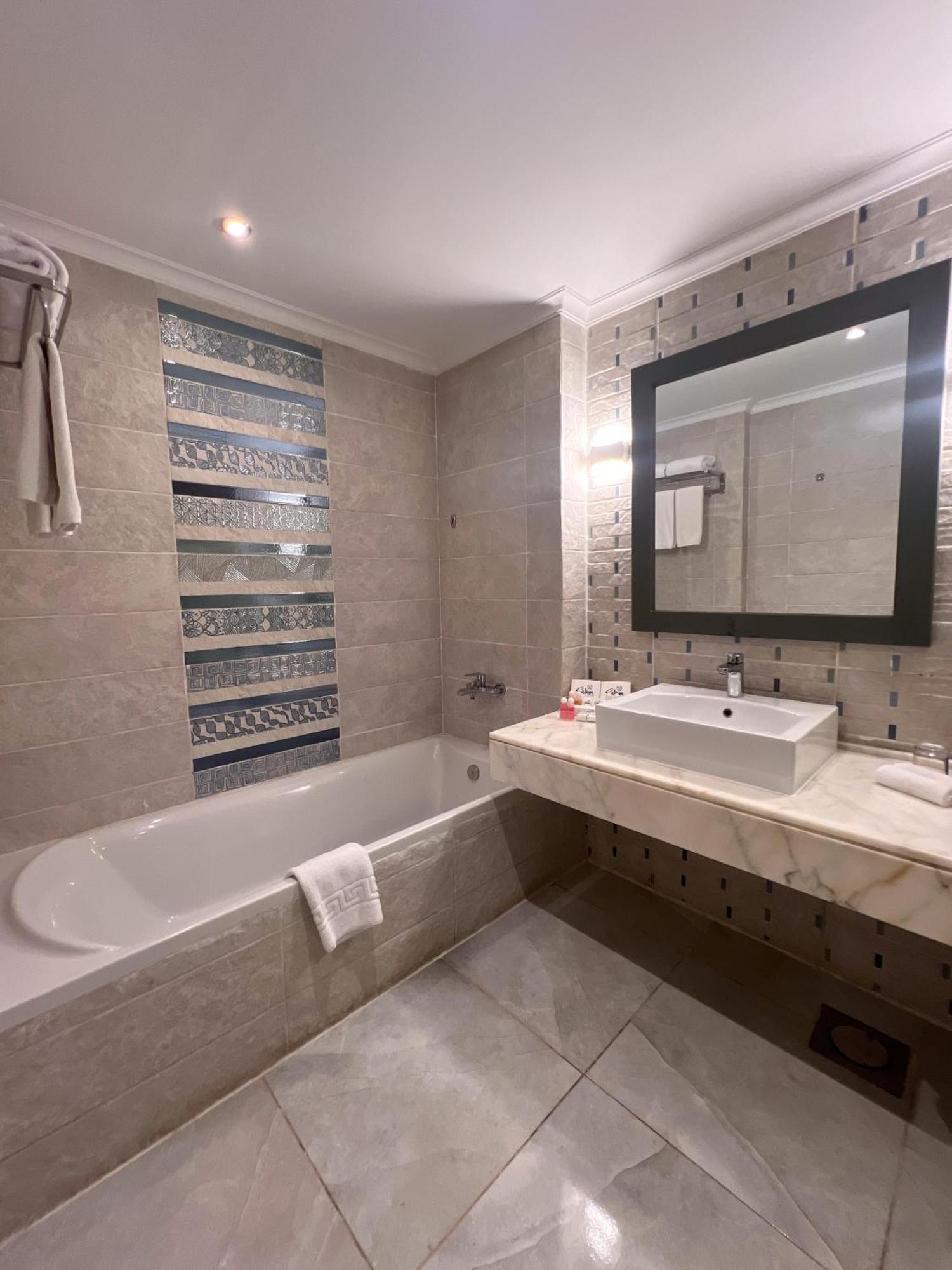 Signature Pool Suite Sea View