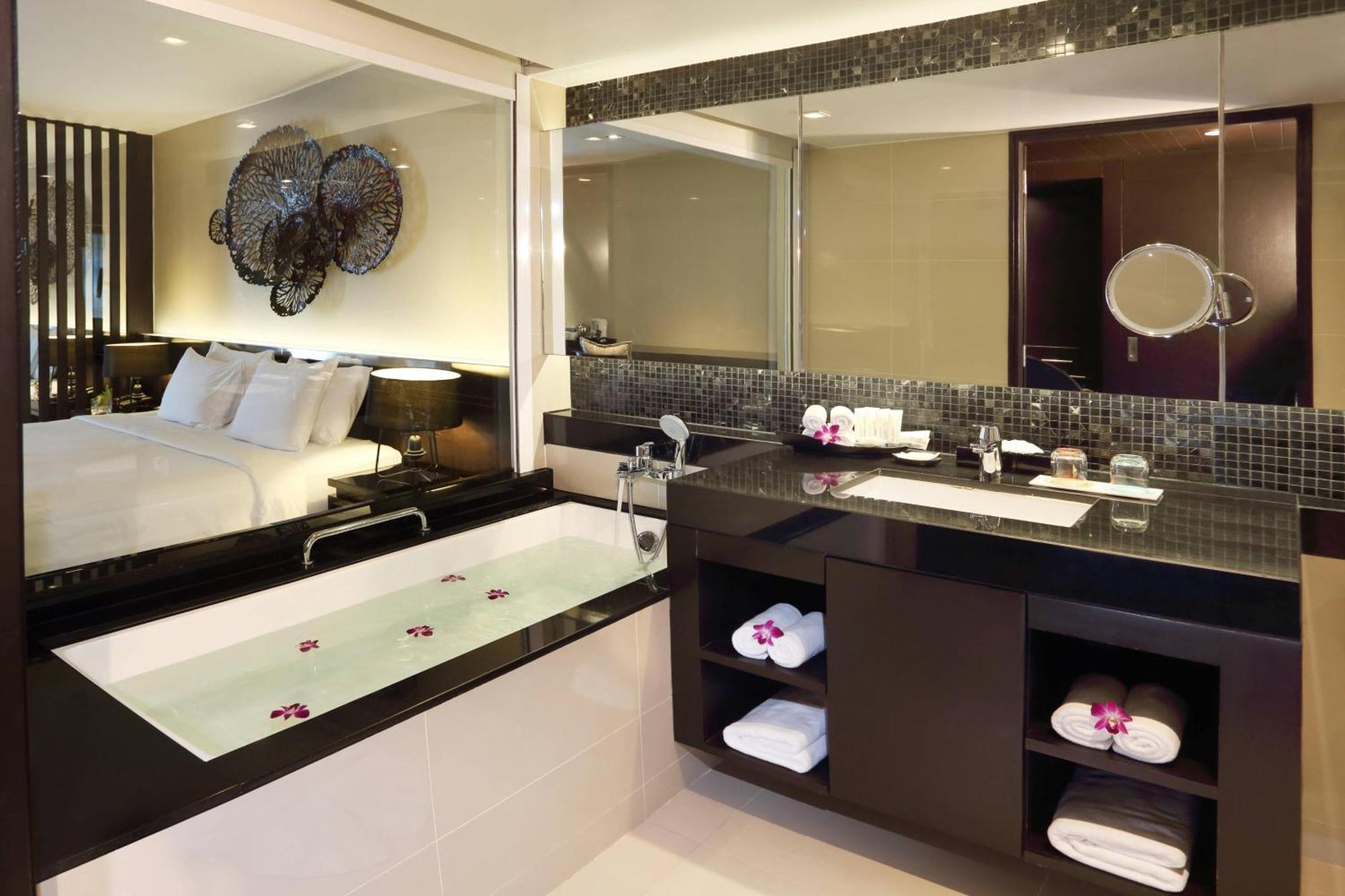 Junior Suite, 2 Twin/Single Bed(s), Ocean view, Balcony
