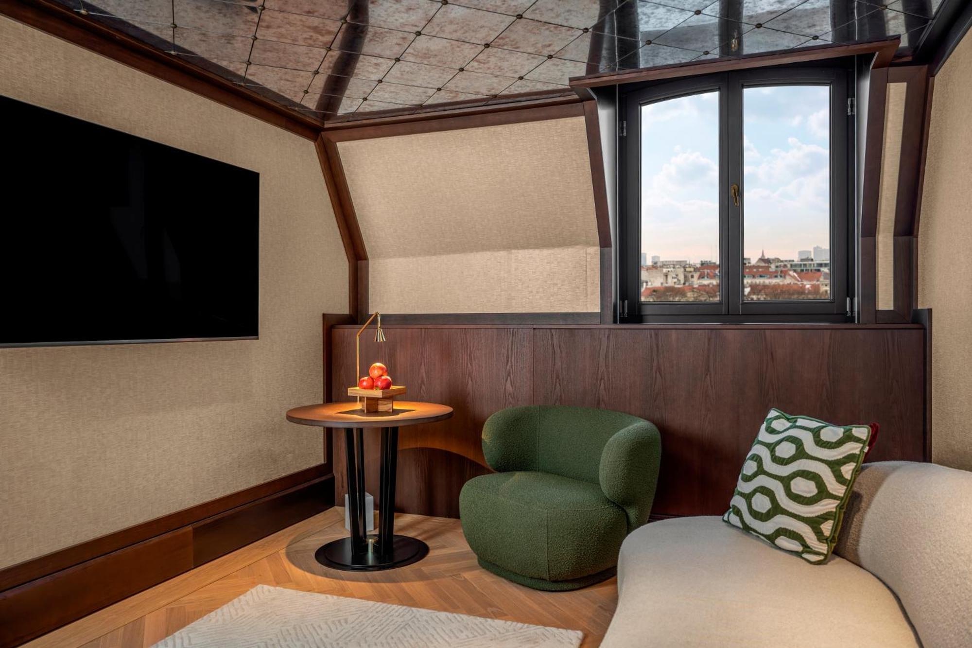 Almanac Suite with Parkview