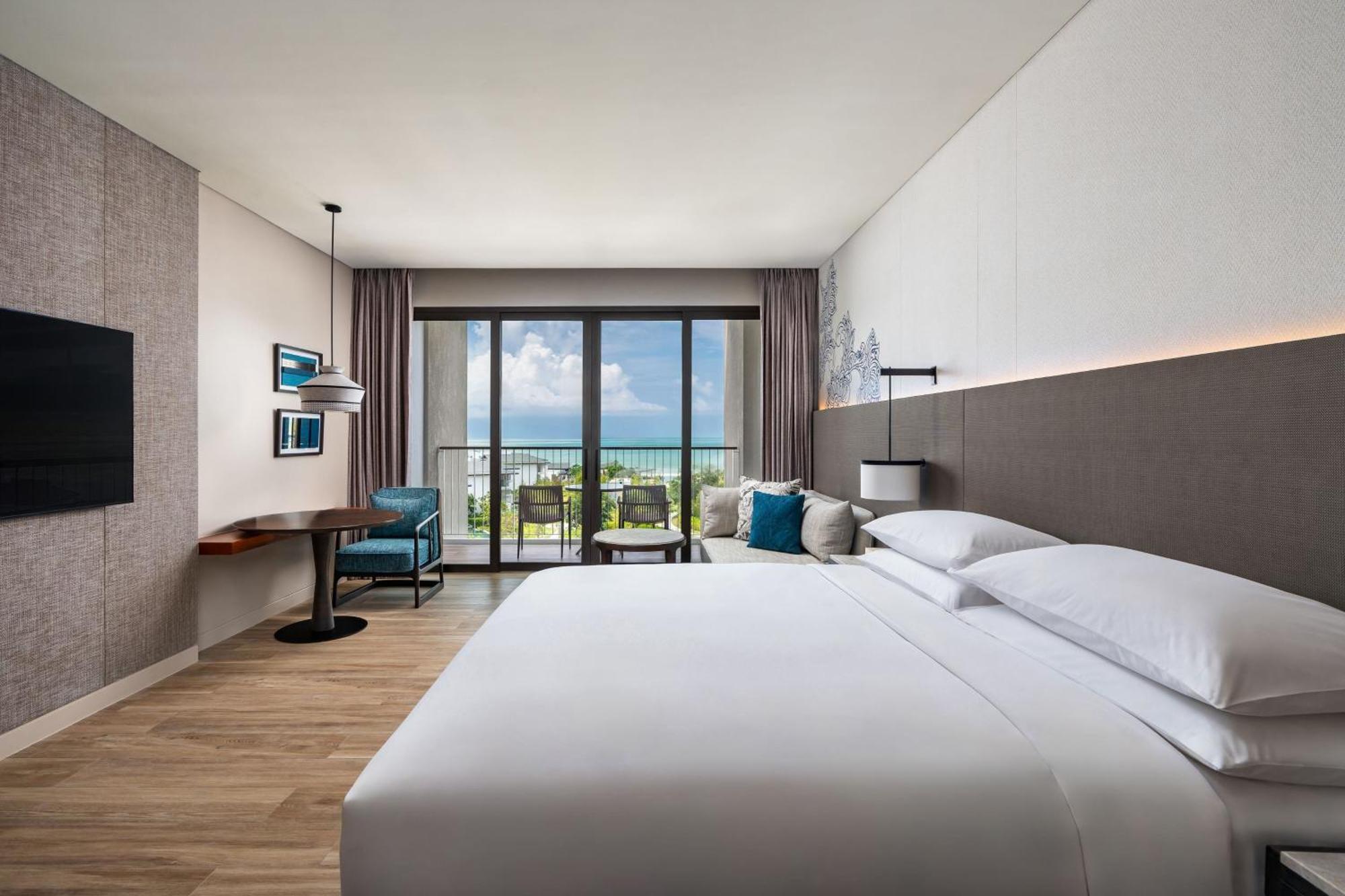 Deluxe King Room with Balcony and Ocean View