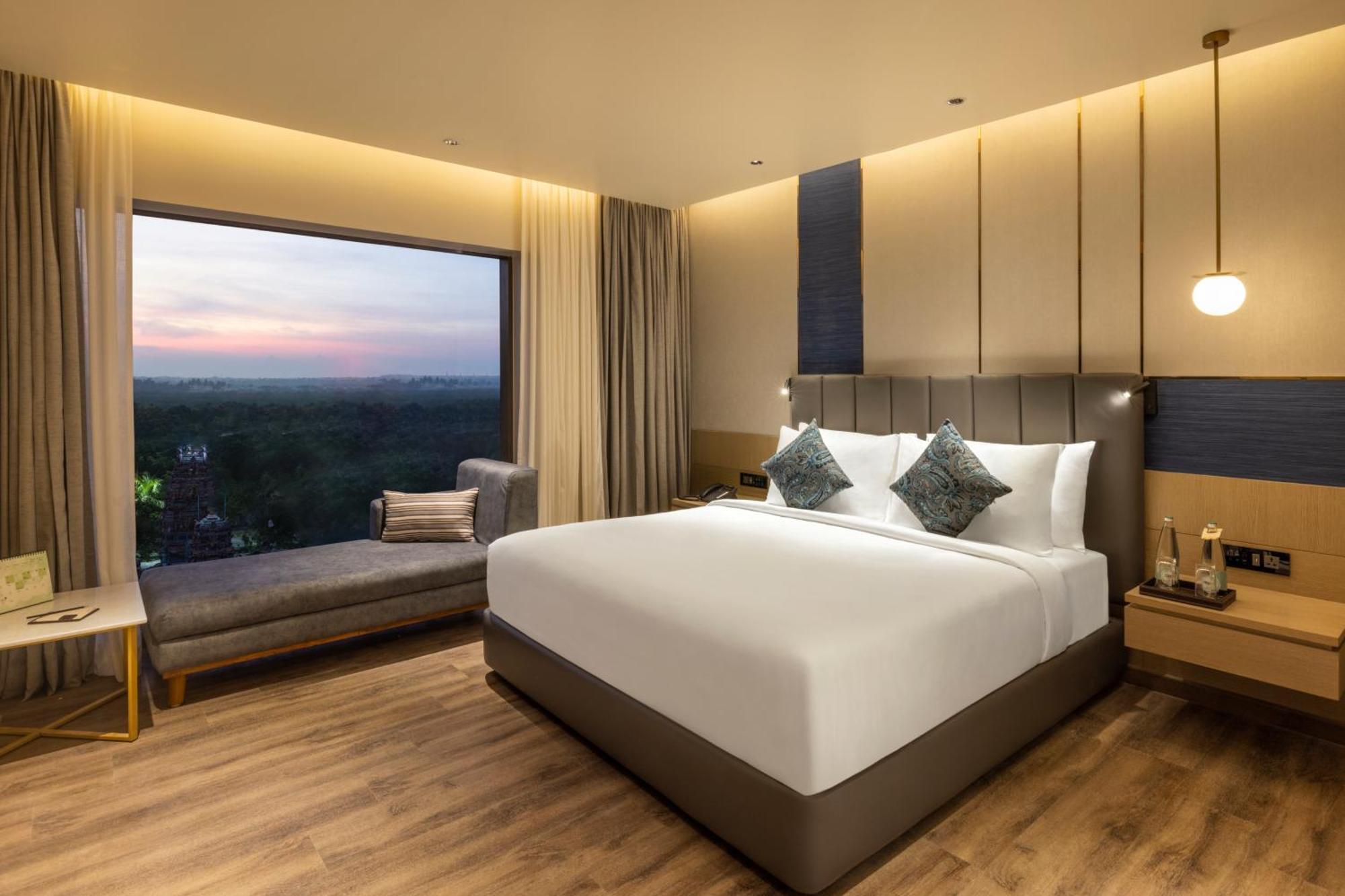 Deluxe Suite with Bathtub