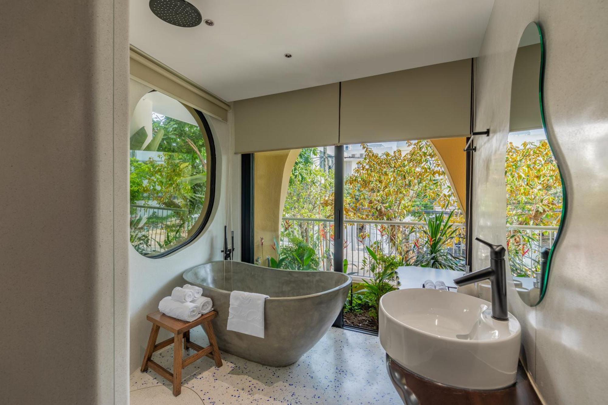 GRAND SUITE GARDEN BALCONY BATHTUB