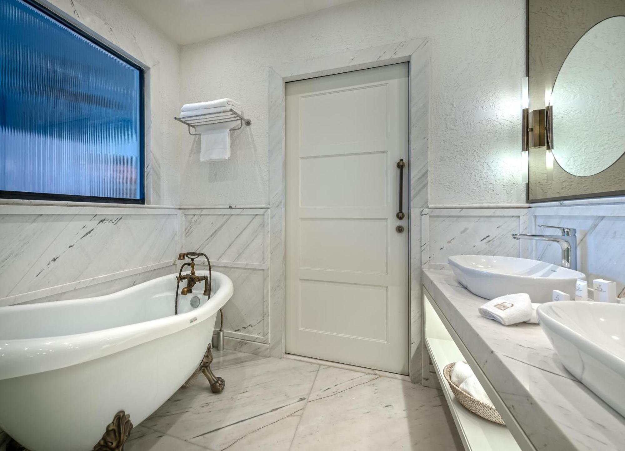 One-Bedroom Beachfront Suite