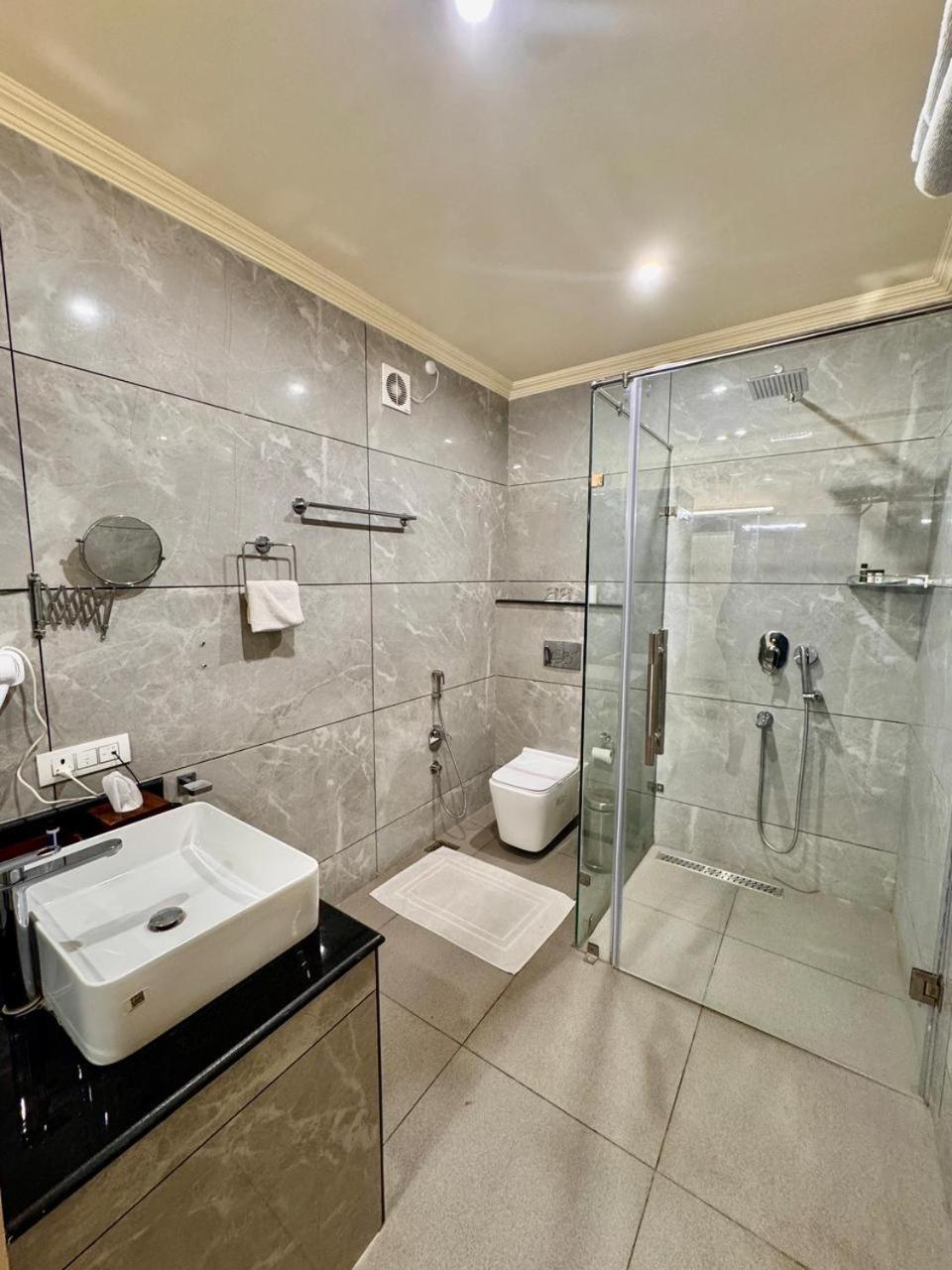 Luxury Bedroom with Balcony,1641767890:JPEG