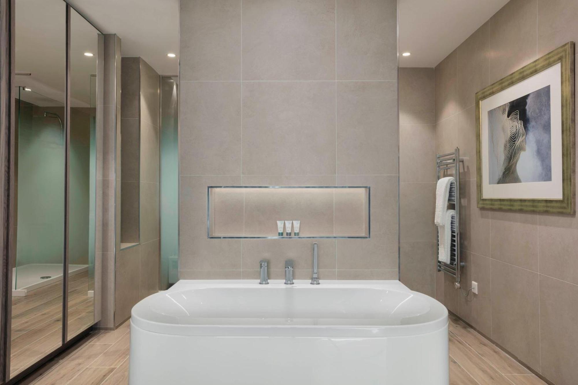 Executive Suite, 1 King Bed, Garden View