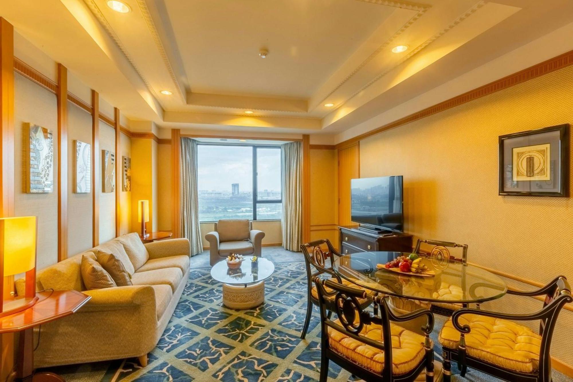 Executive Suite Club level Suite 1 King River view,1643151220:JPEG