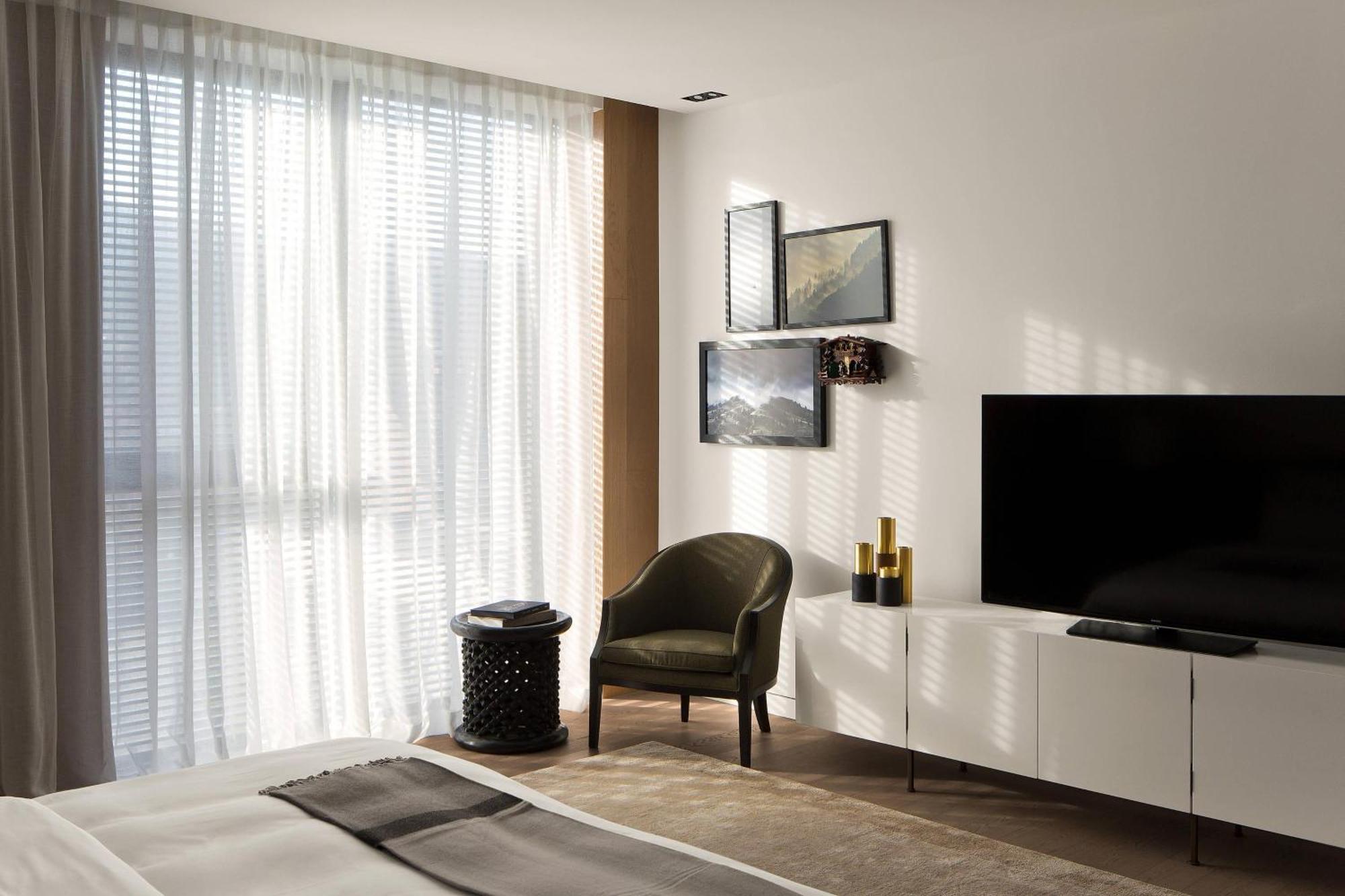 Select Suite, 1 Bedroom Suite, 1 King, Corner room