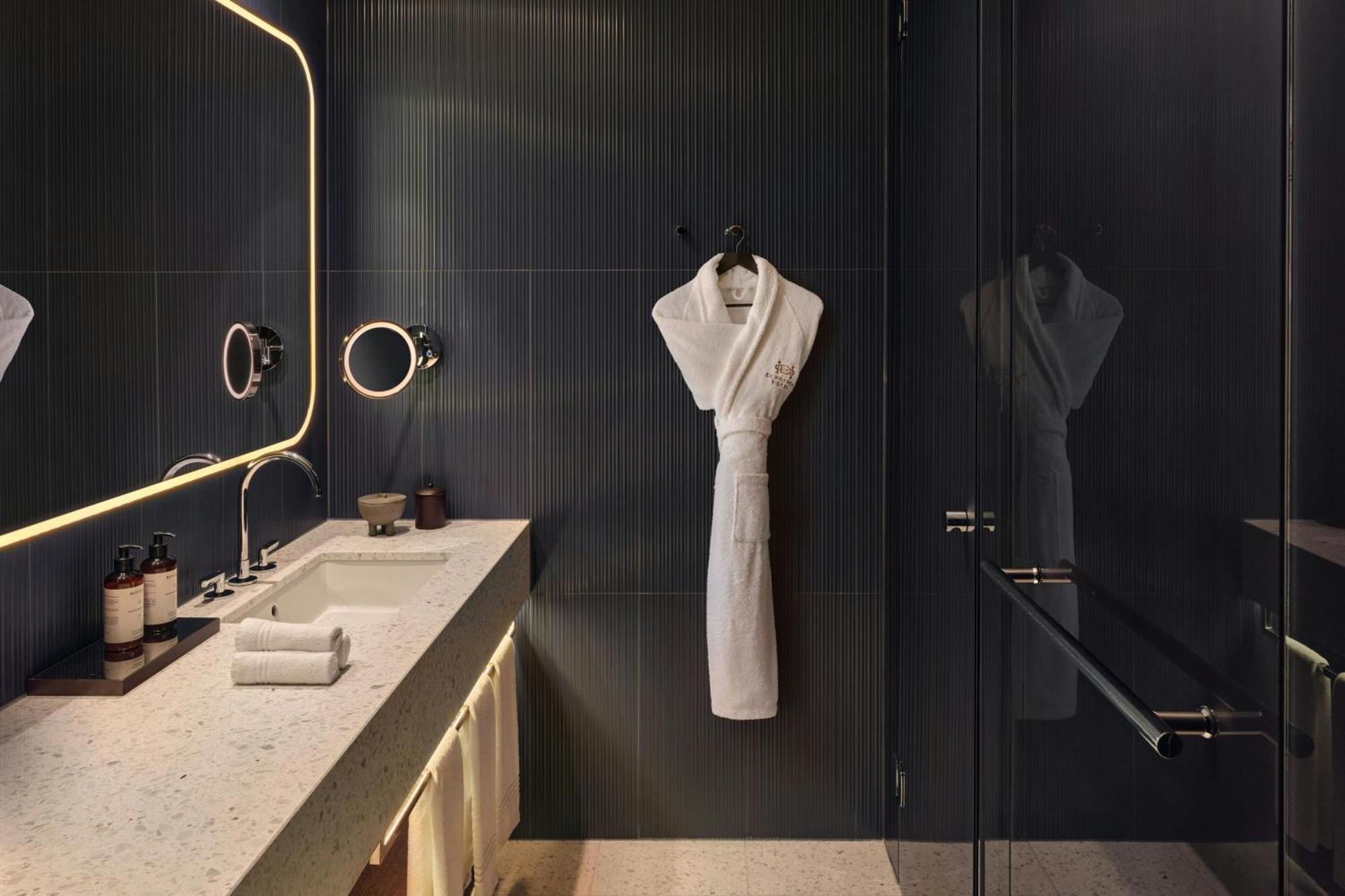 Atrium King Room with Balcony and Atrium View,1643283067:JPEG