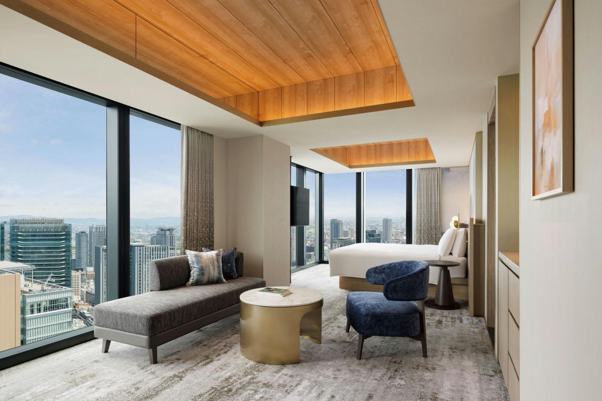 Specialty Corner King Room with City View - Top Floor