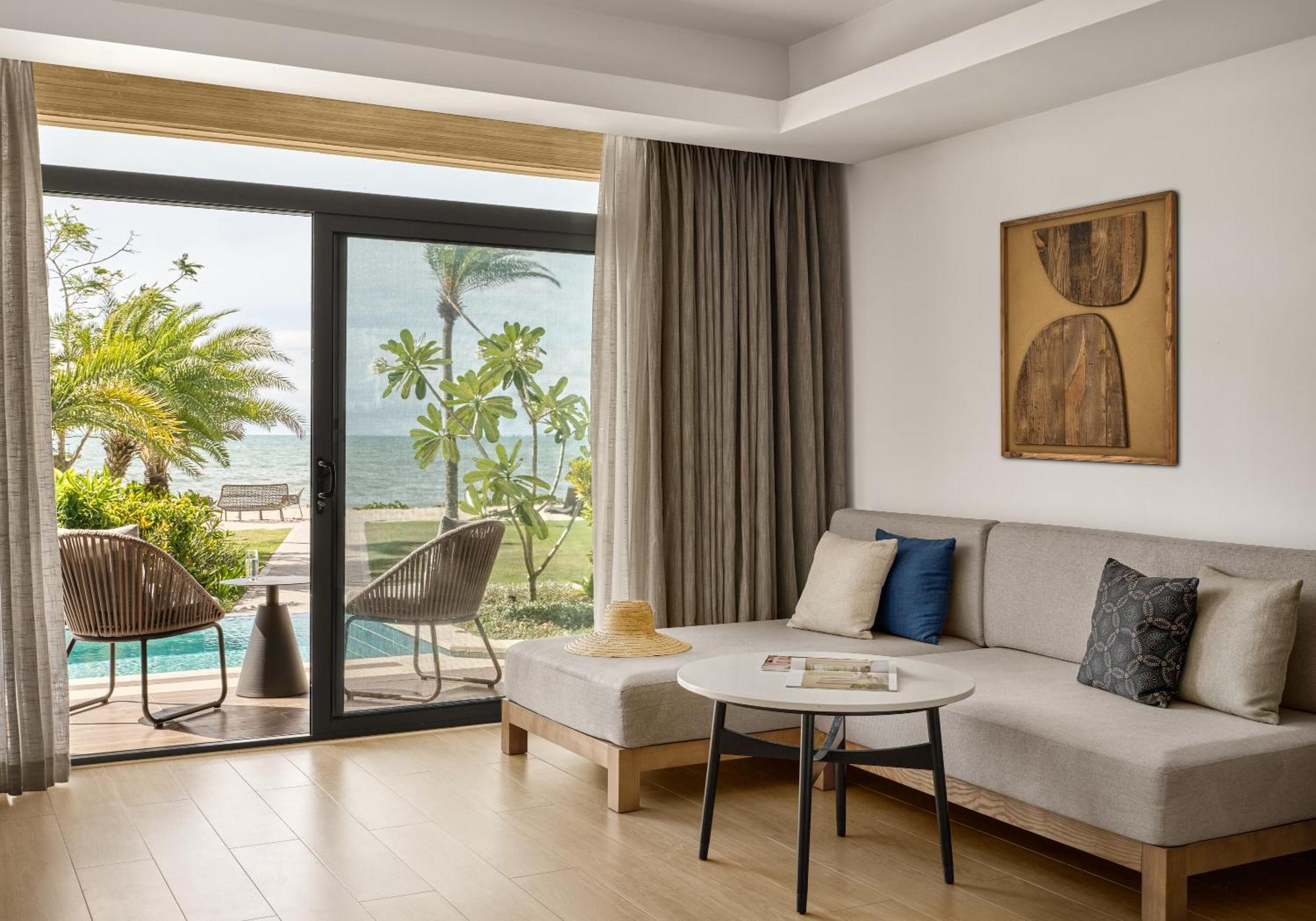 Junior Corner King Suite with Pool Access - Ocean View