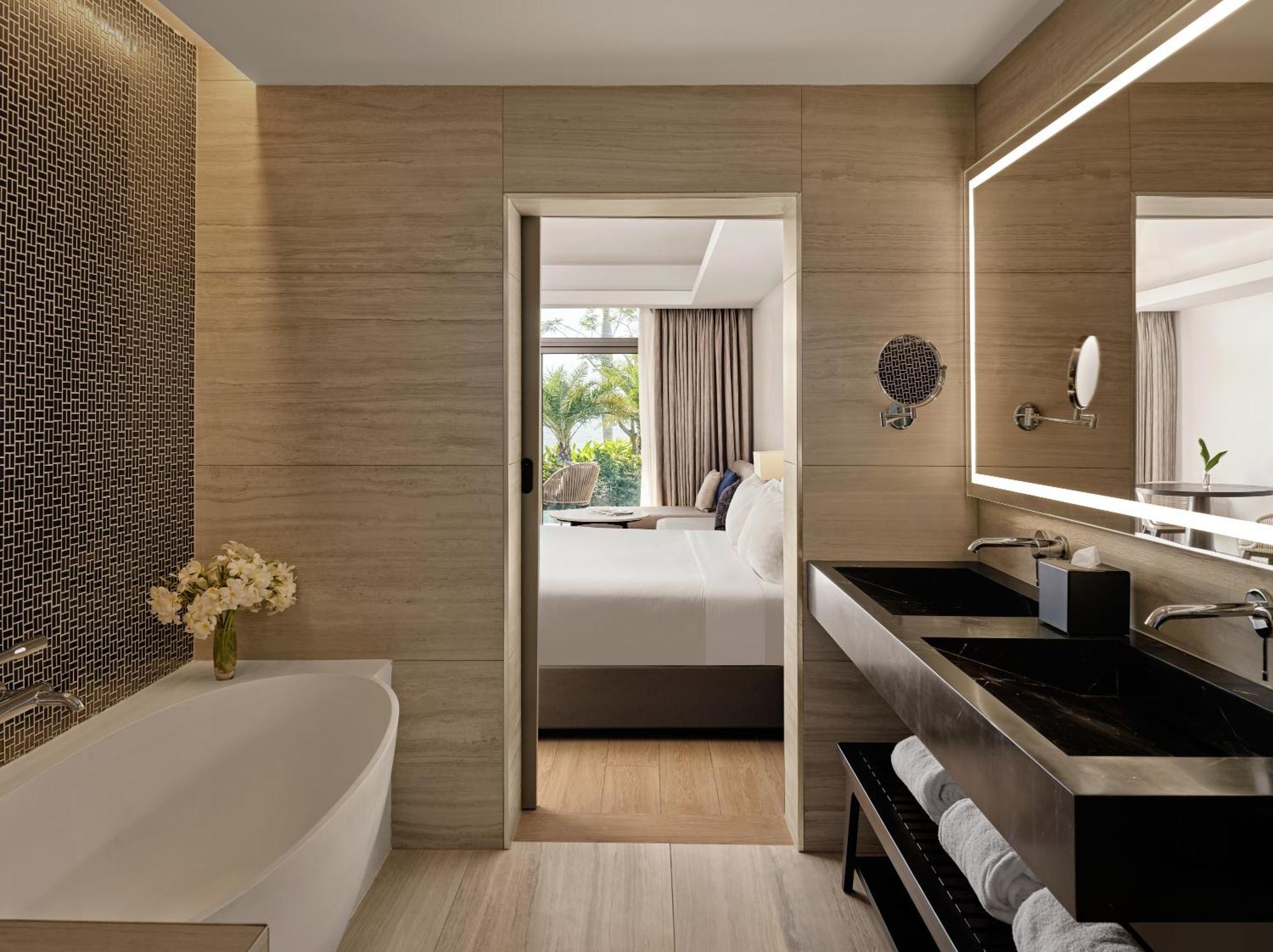 Junior Corner King Suite with Ocean View