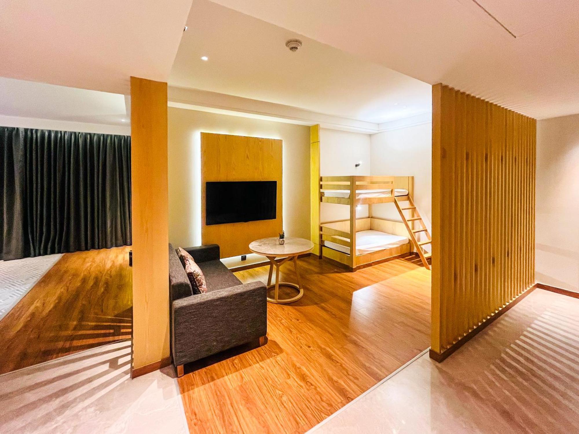 1 Bedroom Family Suite, 1 King, Alternate: bunk beds, Mountain view, Balcony