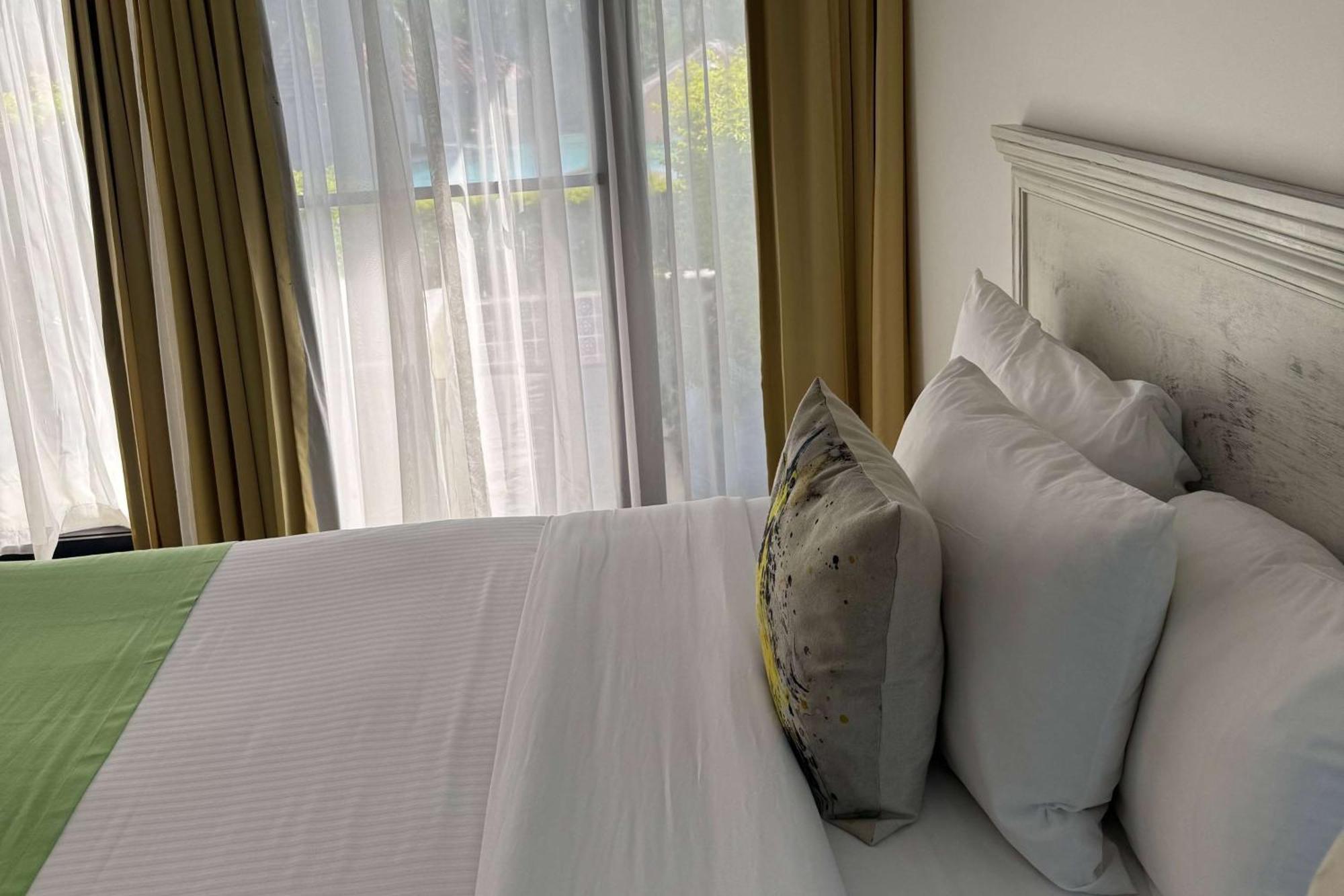 King Room with Pool View - Non-Smoking