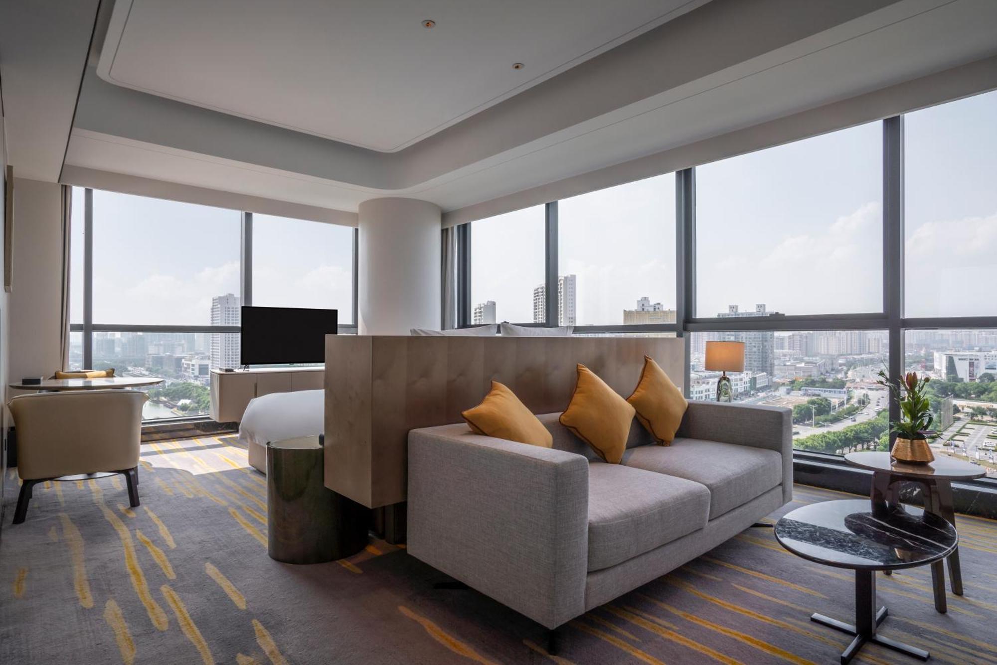 Deluxe King Suite with Lounge Access