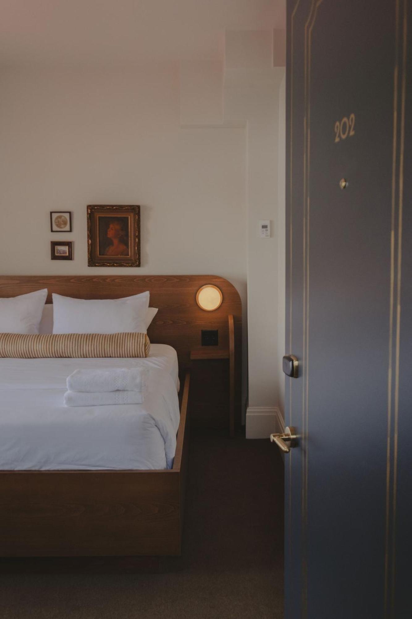 Queen Room,1652139652:JPEG