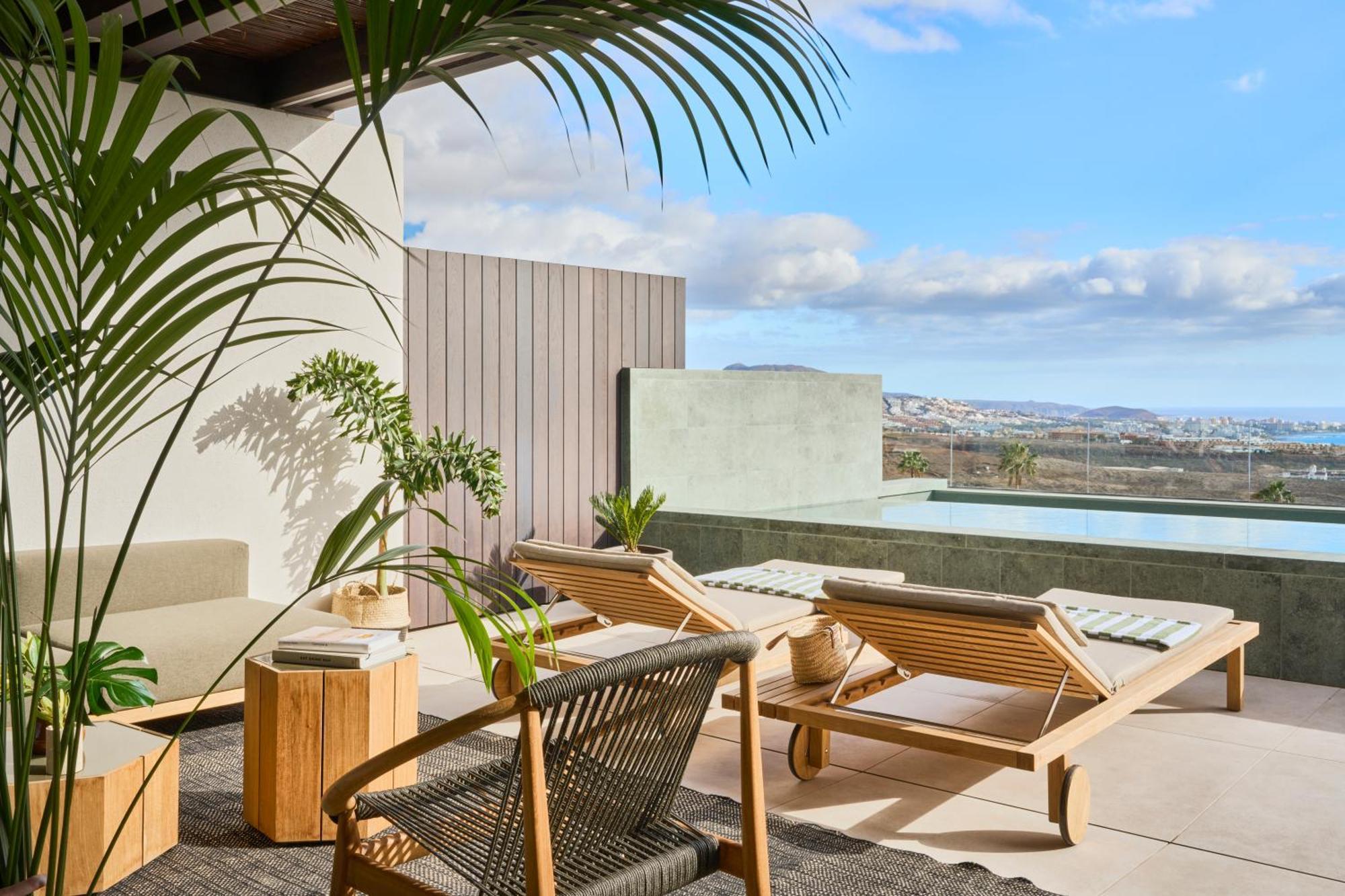 Deluxe Panoramic Suite 2 Bedrooms Pool 31