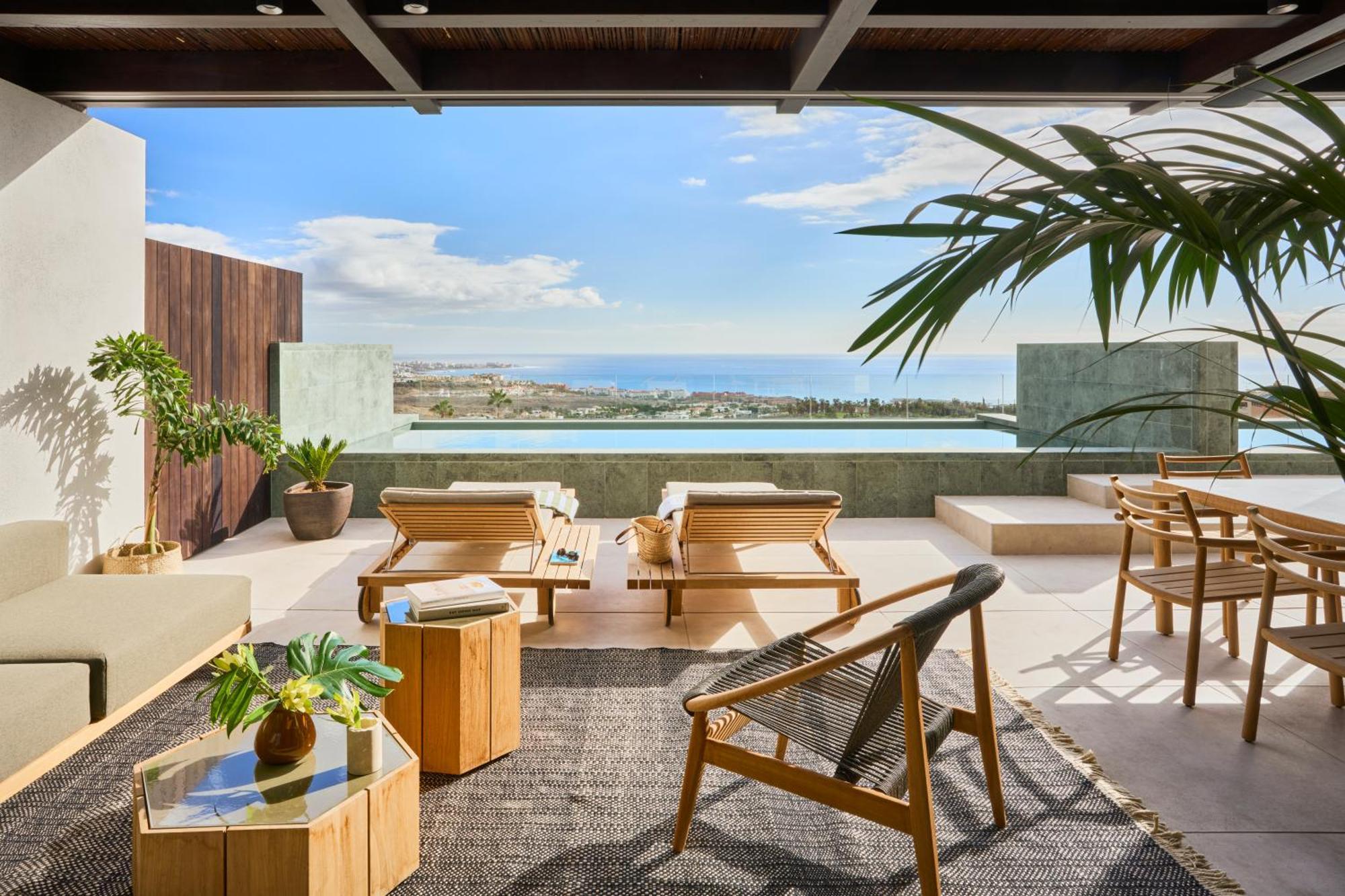 Deluxe Panoramic Suite 2 Bedrooms Pool 31