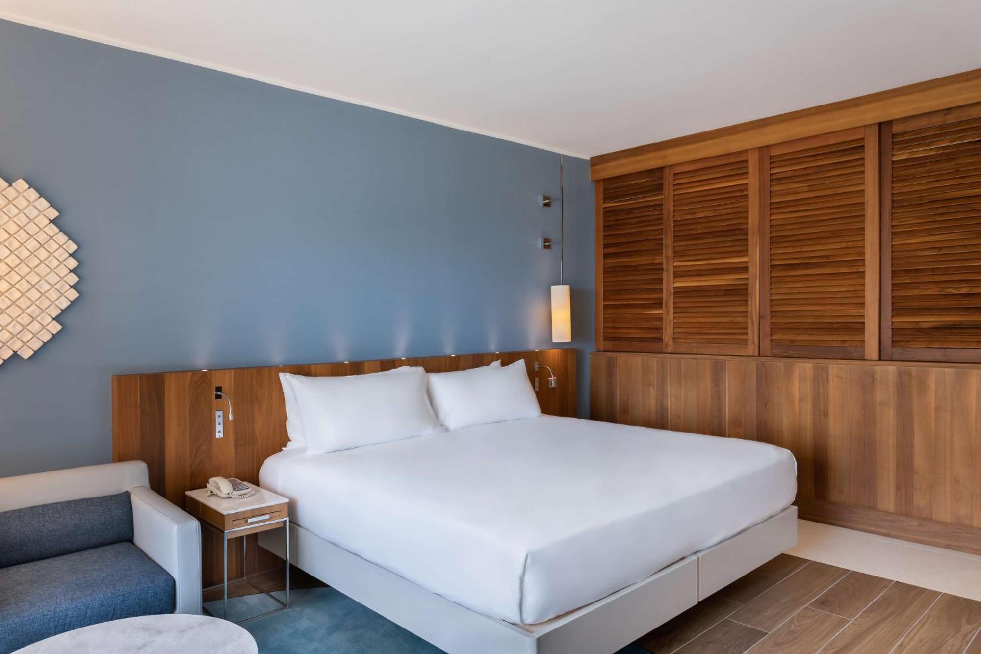 Deluxe King Room with Sofa Bed and Garden View