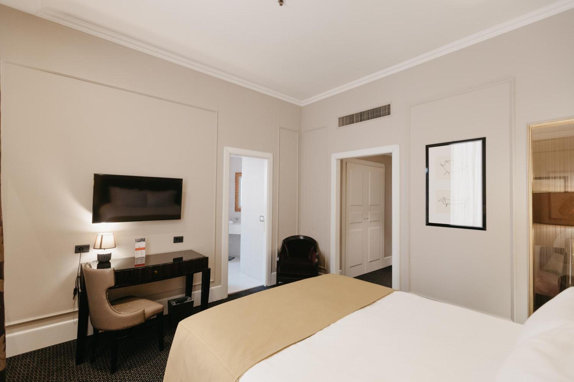 Deluxe Queen Room