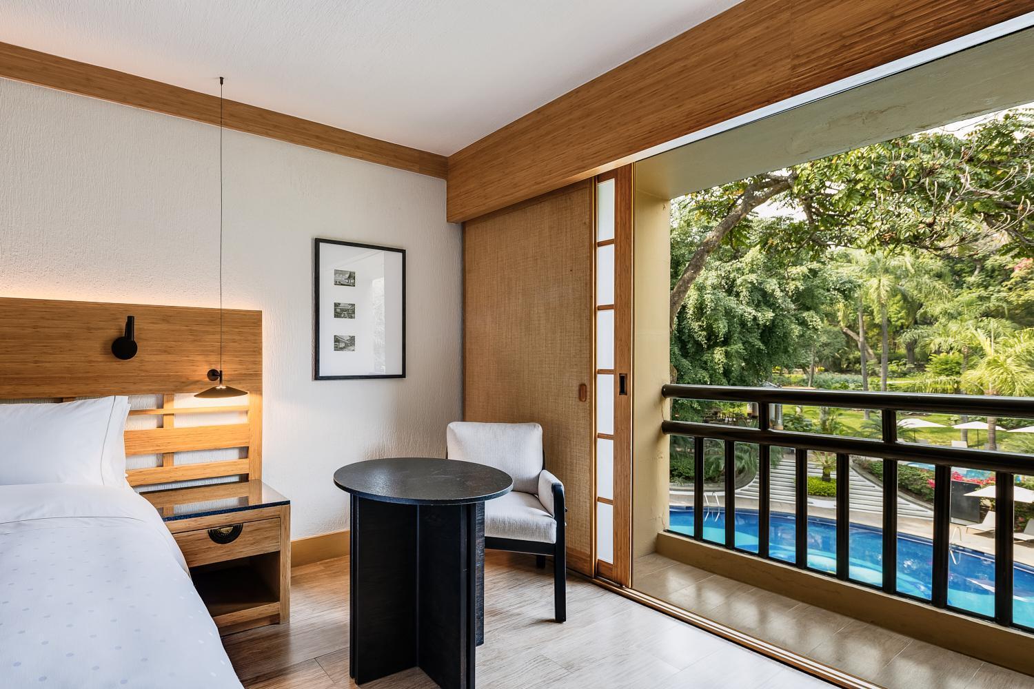 Deluxe Room, Pool View, 1 king