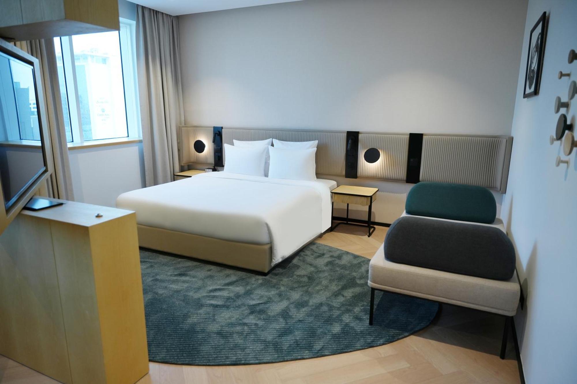 Junior Queen Suite