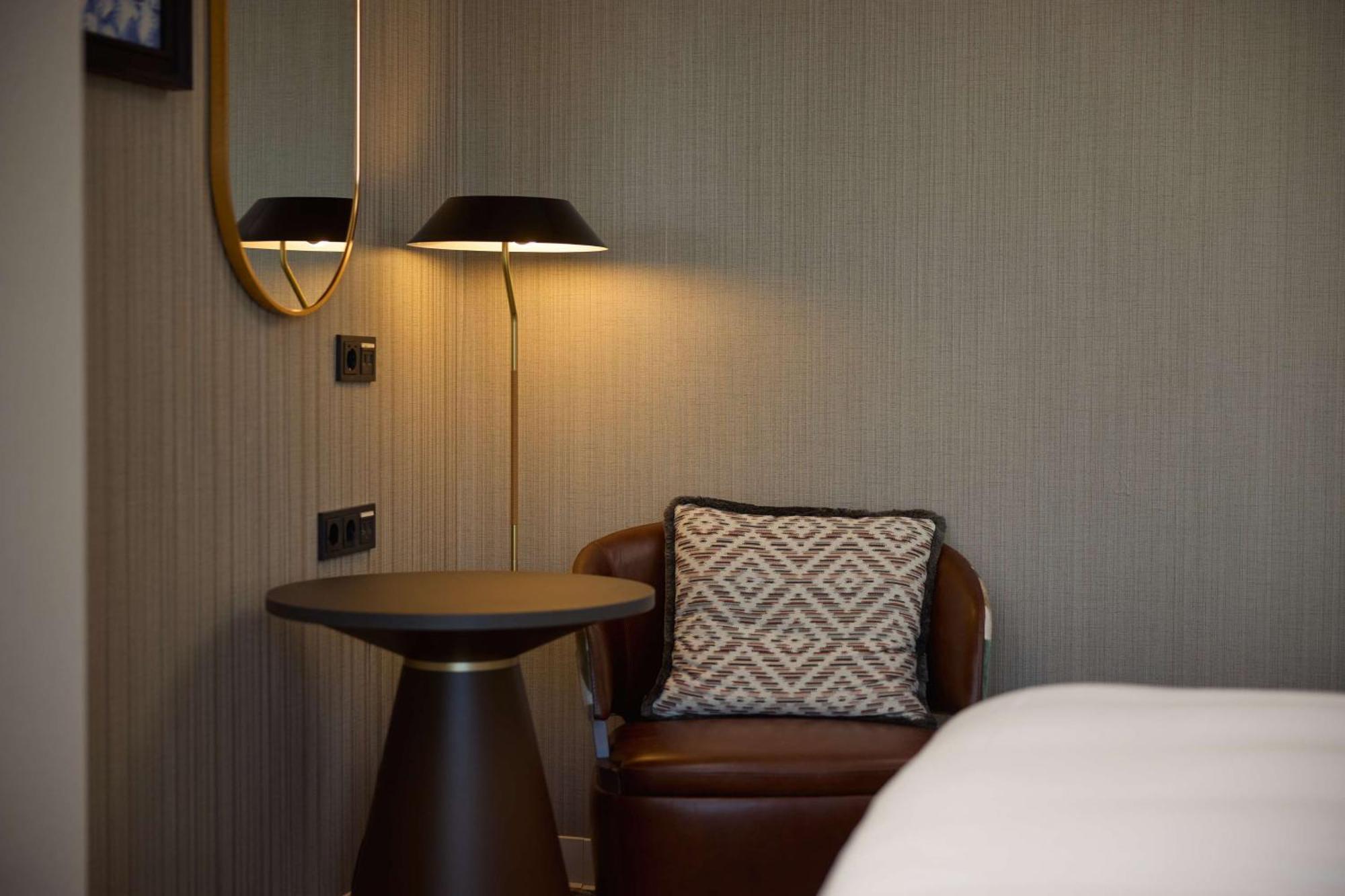 One-Bedroom King Suite with Harbour View