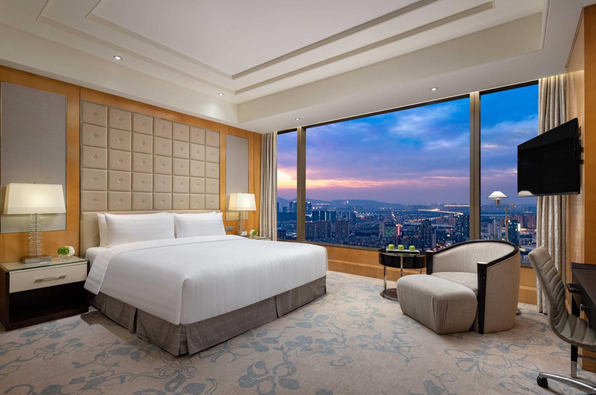 Deluxe Skyline King Room