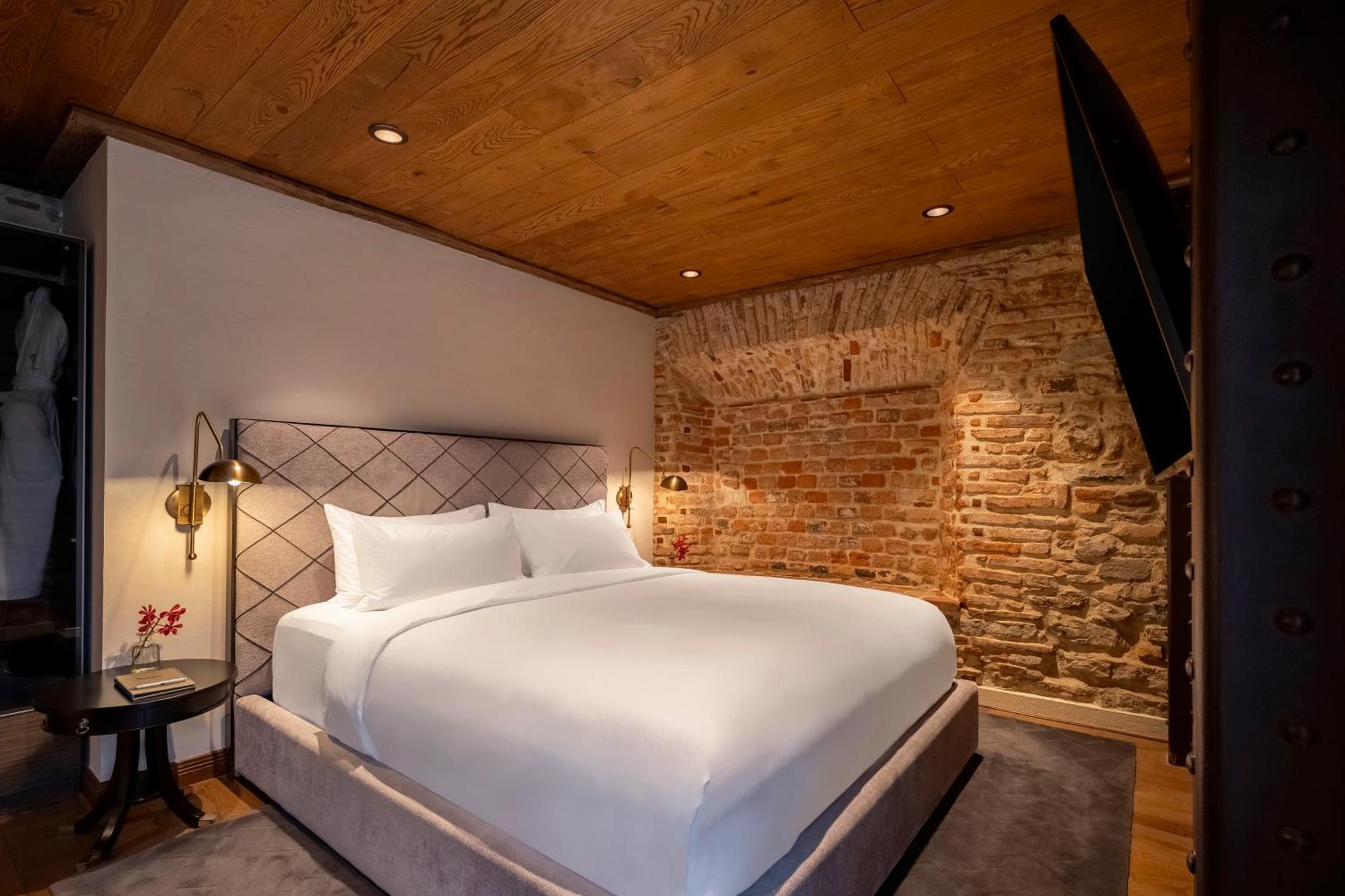 Queen Room with View