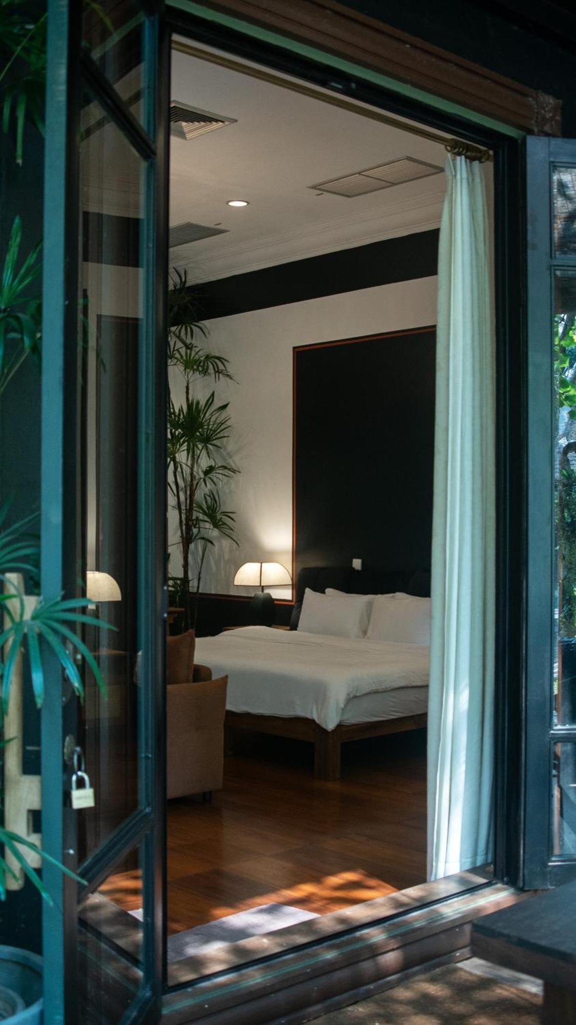 King Suite with Pool View