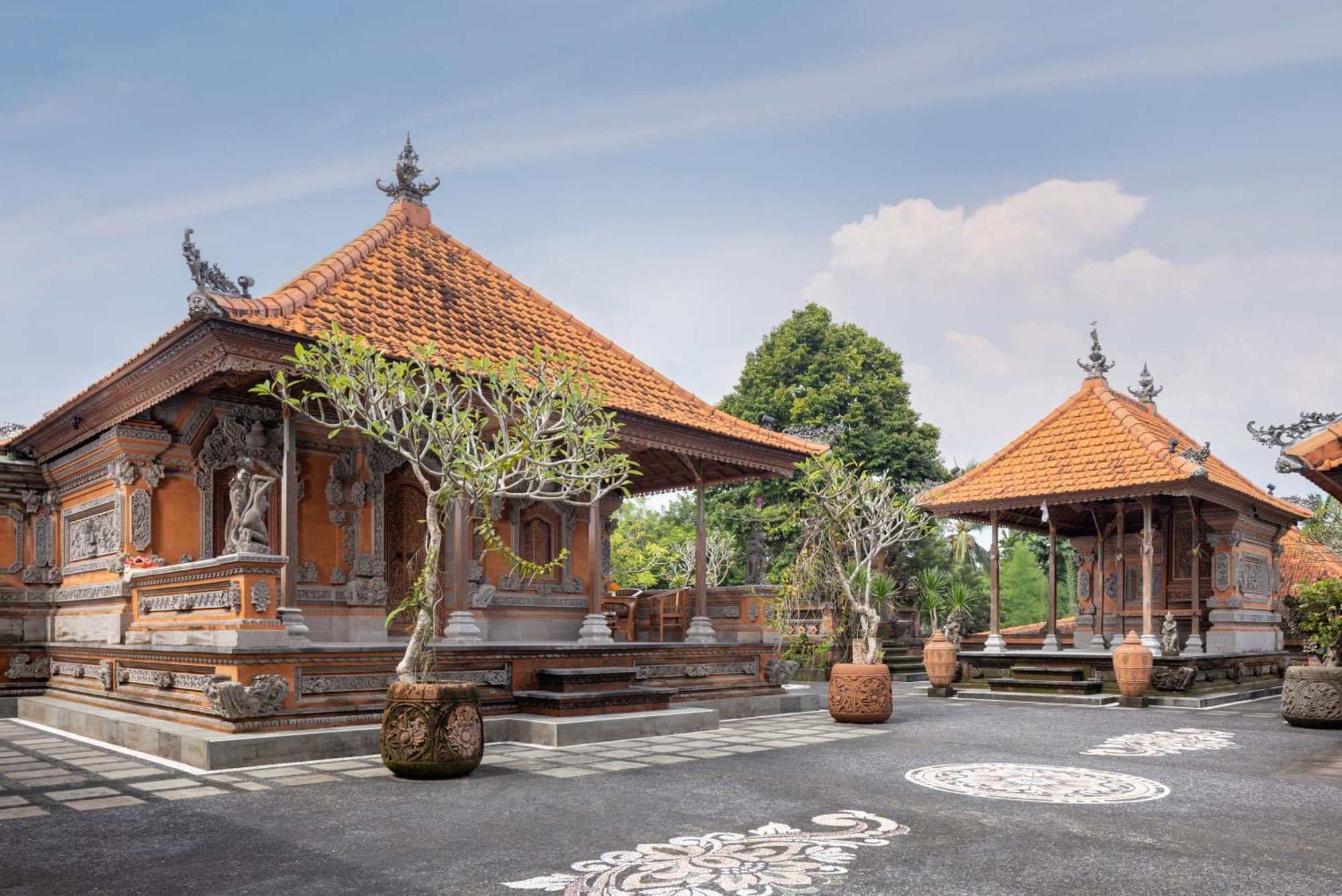 Three-Bedroom Traditional Balinese House and Free Benefit