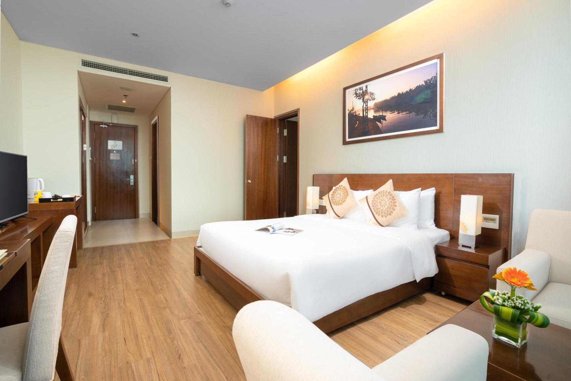 Deluxe Queen Room with City View