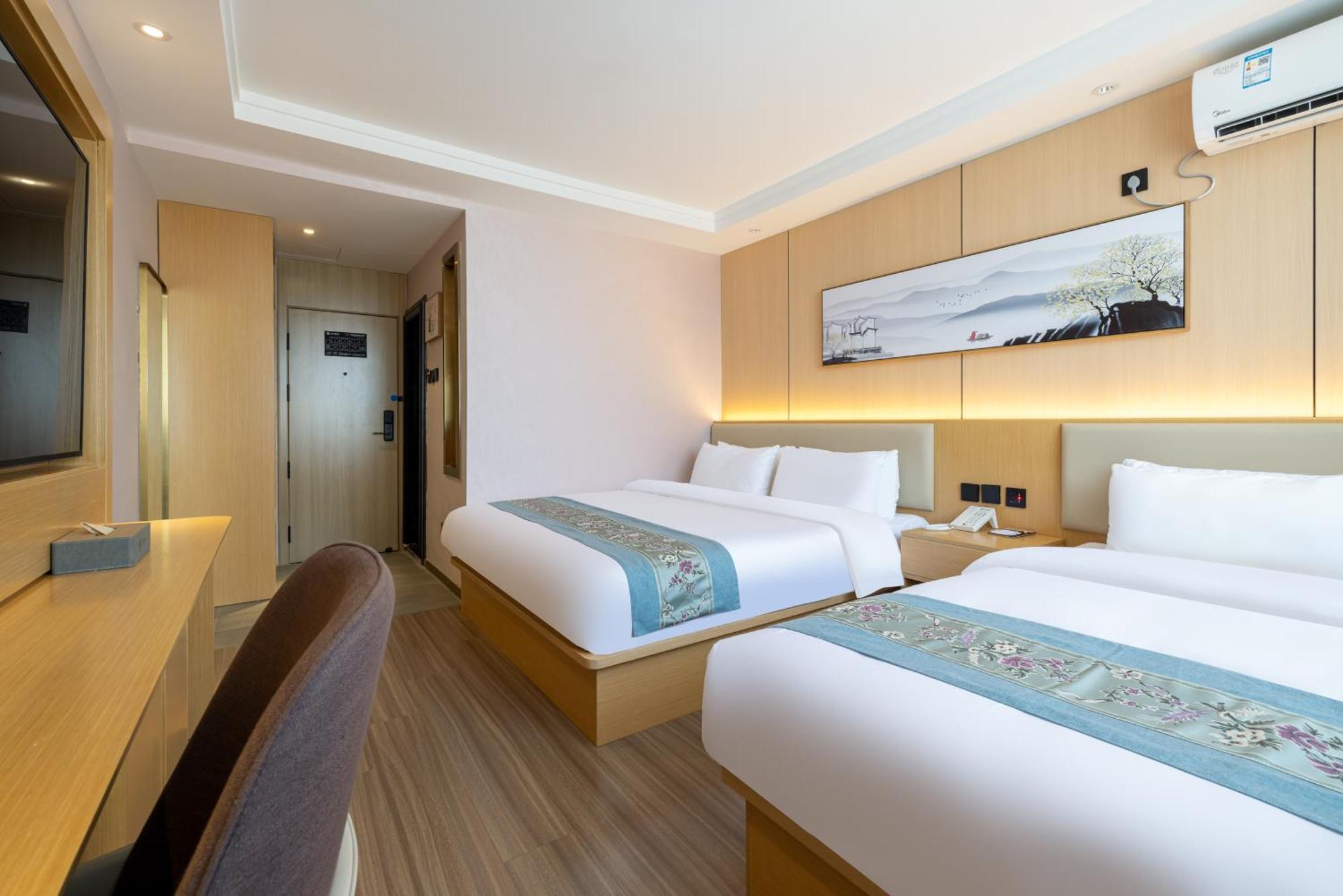 Quadruple Room with Private Bathroom