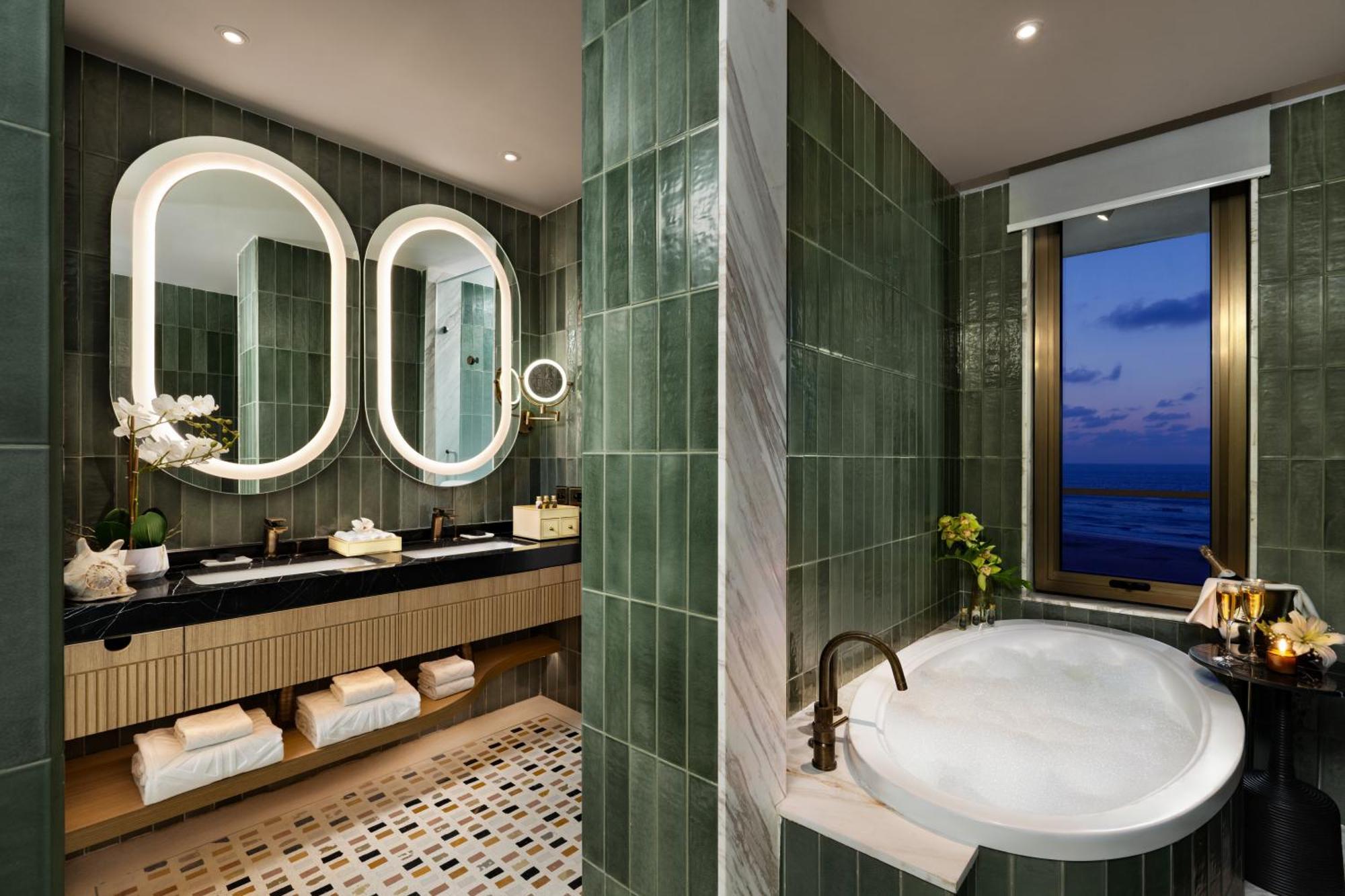 Luxury Suite Sea View King Bed with Balcony