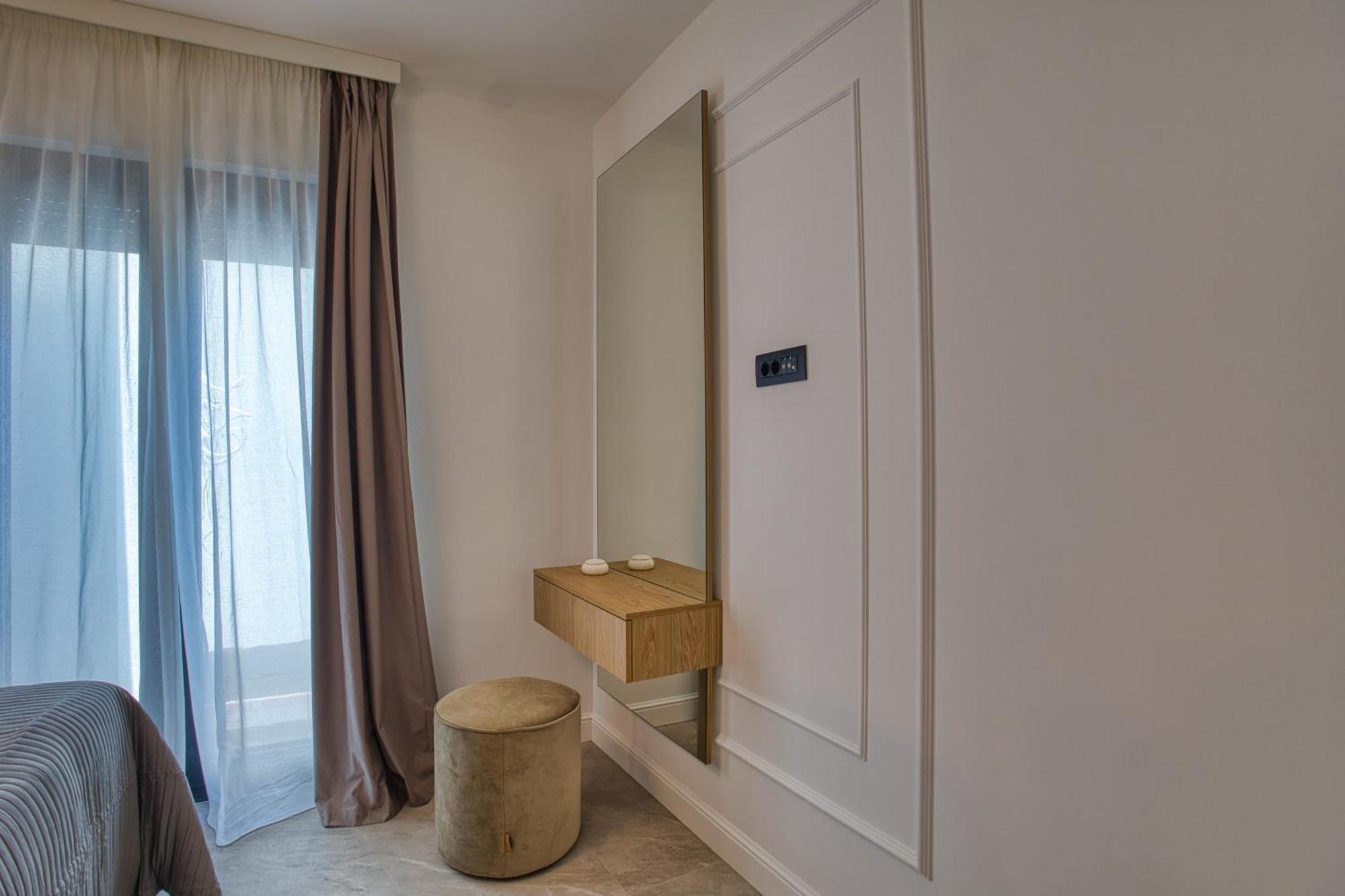 Deluxe One-Bedroom Apartment with City View,1674680051:JPEG