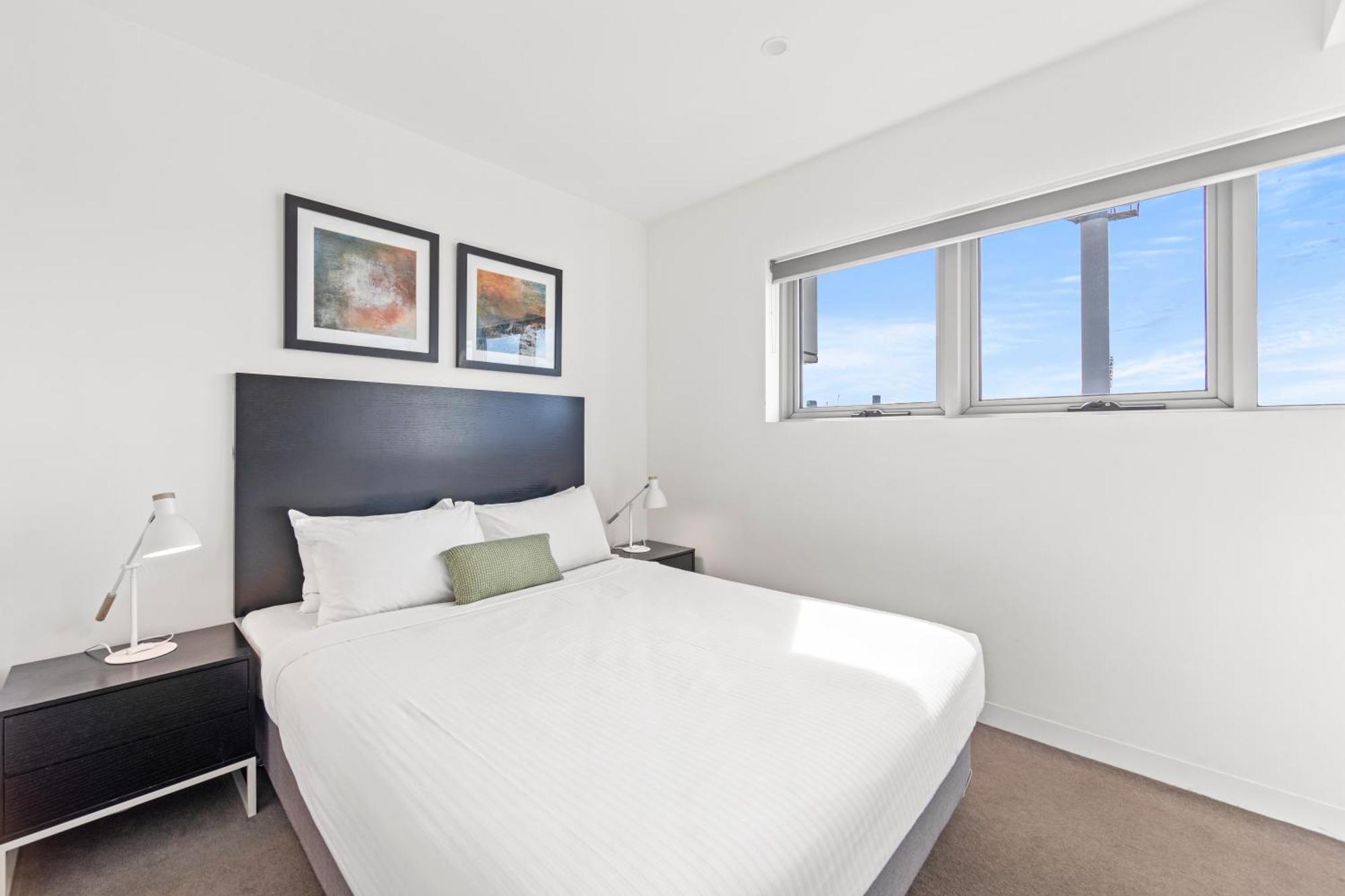 Three Bedroom Two Bathroom Compact Apartment Gabba View