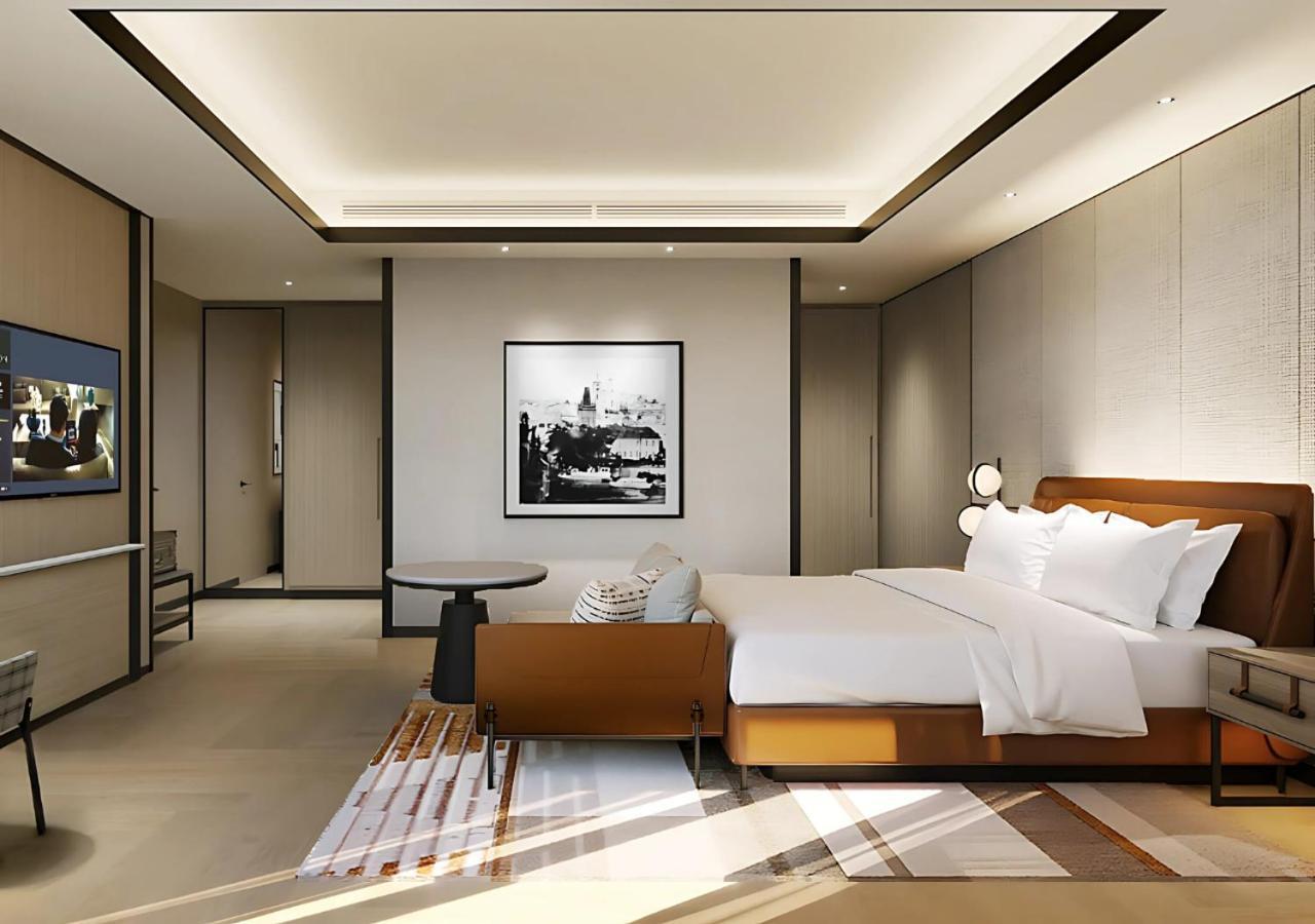 Executive Suite with One King Bed and Club Lounge Access