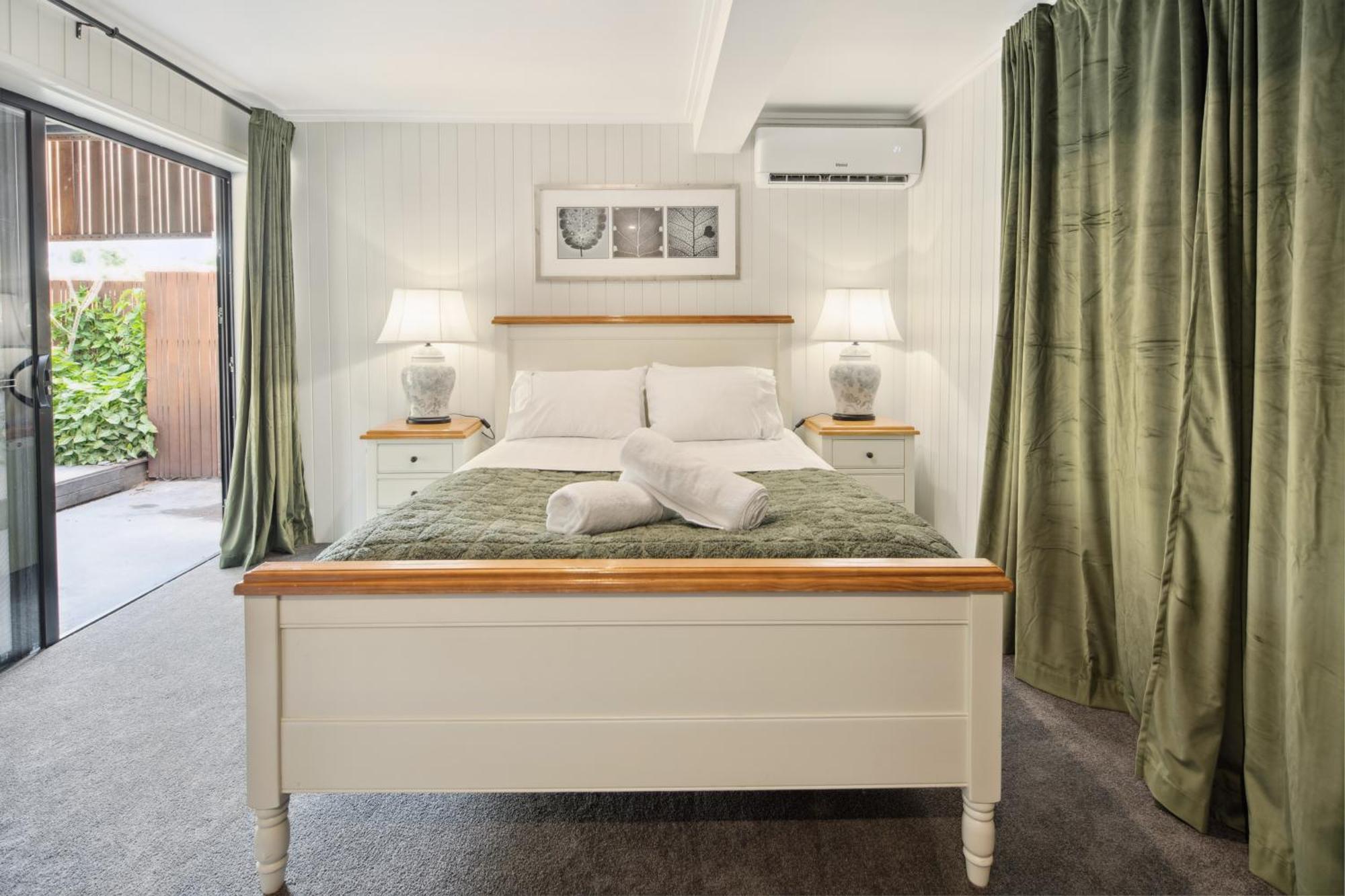 Queen Studio,1677891908:JPEG