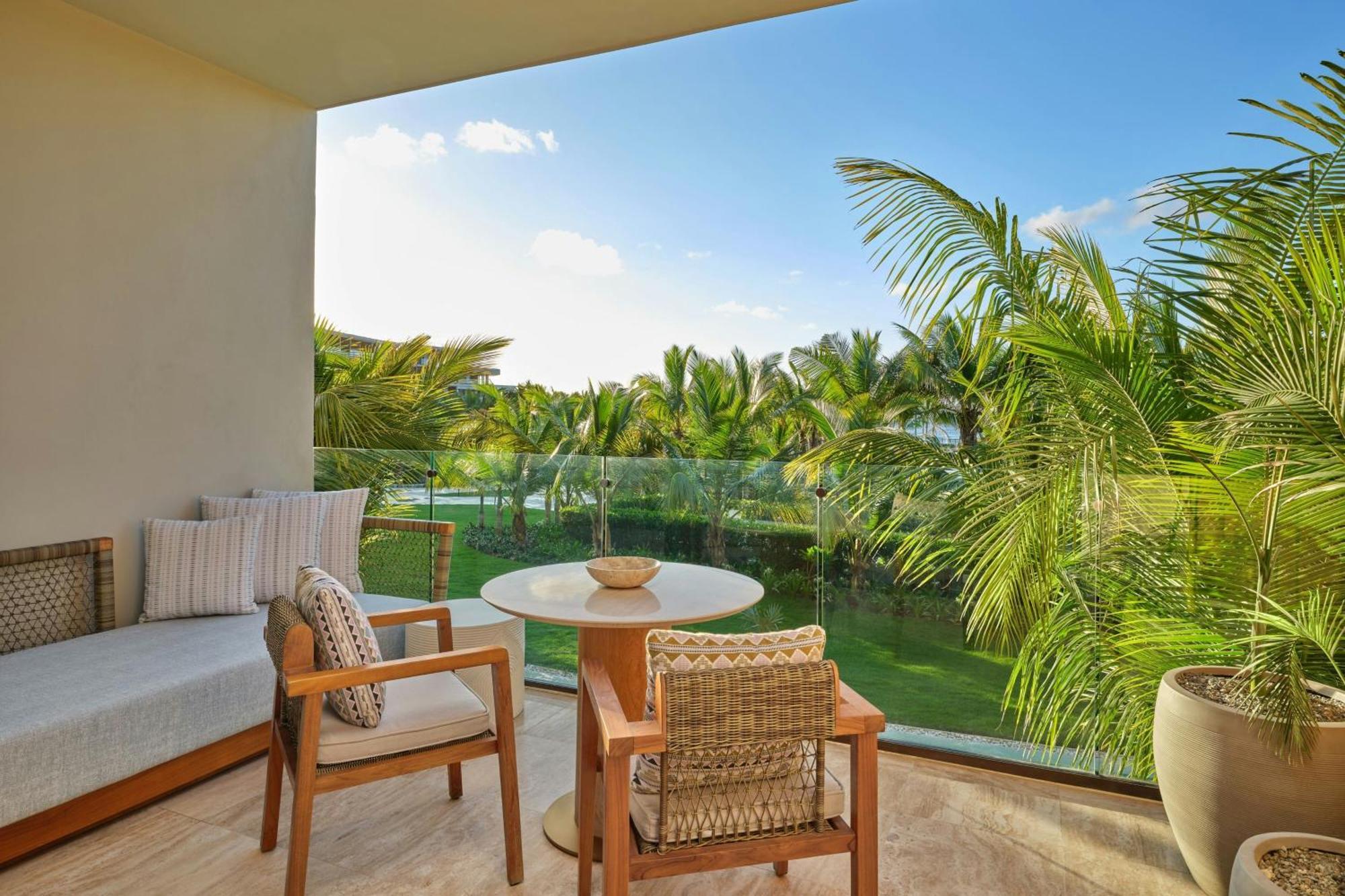 Deluxe King Room with Balcony and Partial Ocean View,1684097782:JPEG