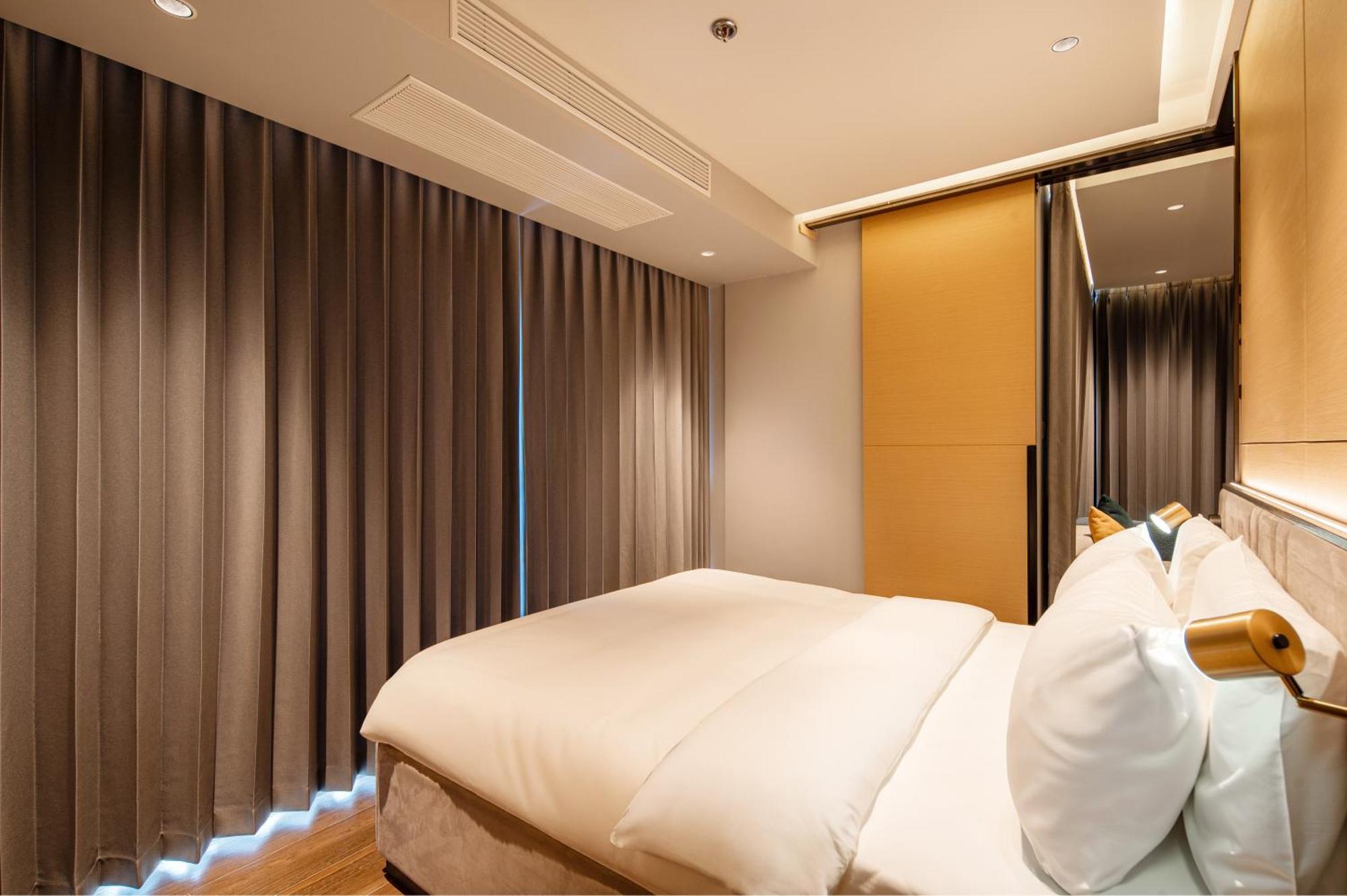 Premier Suite with Sky Garden and City View