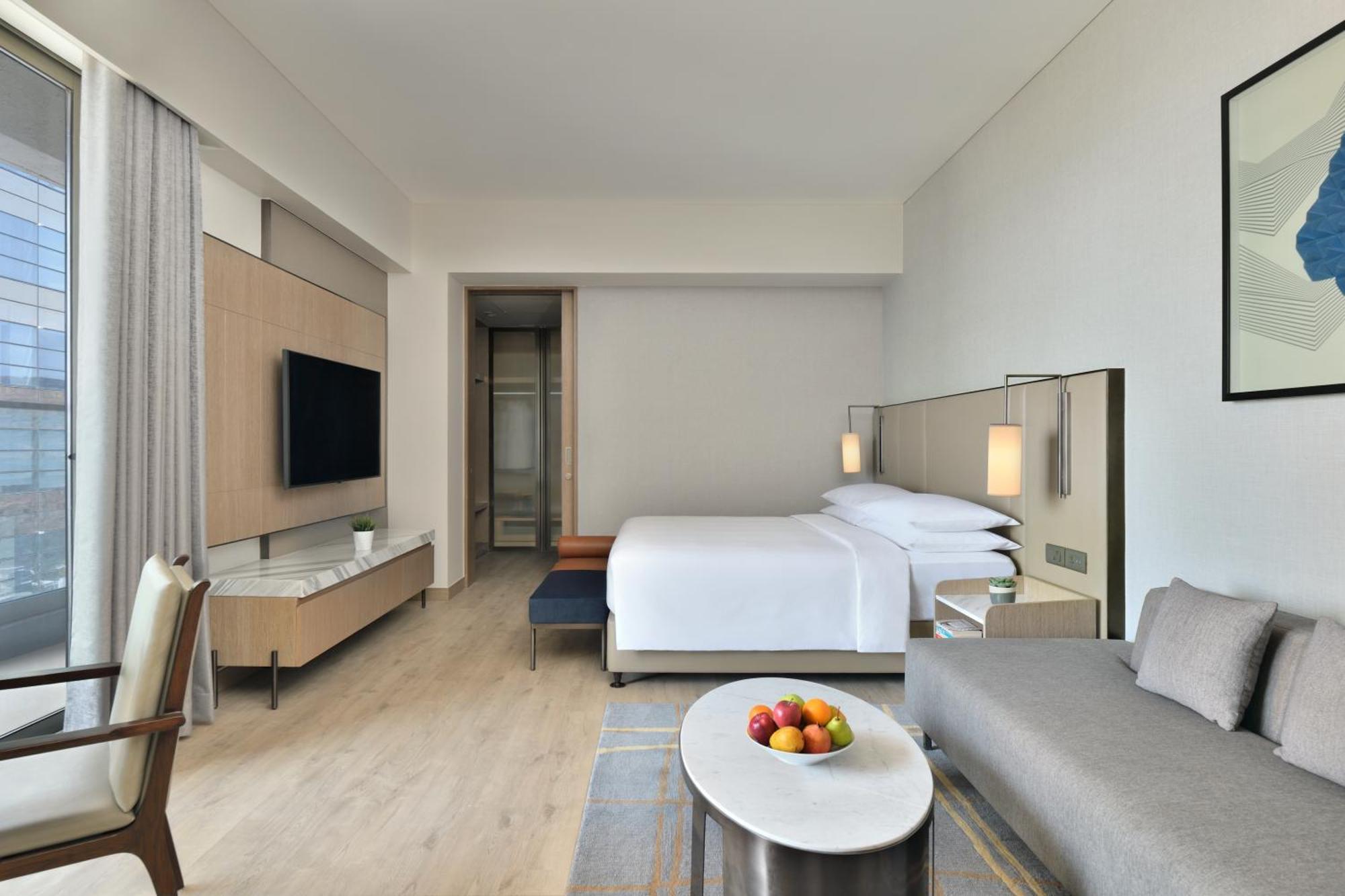 Studio Suite, 1 King, City View, Balcony - 20% discount on Food and Beverage